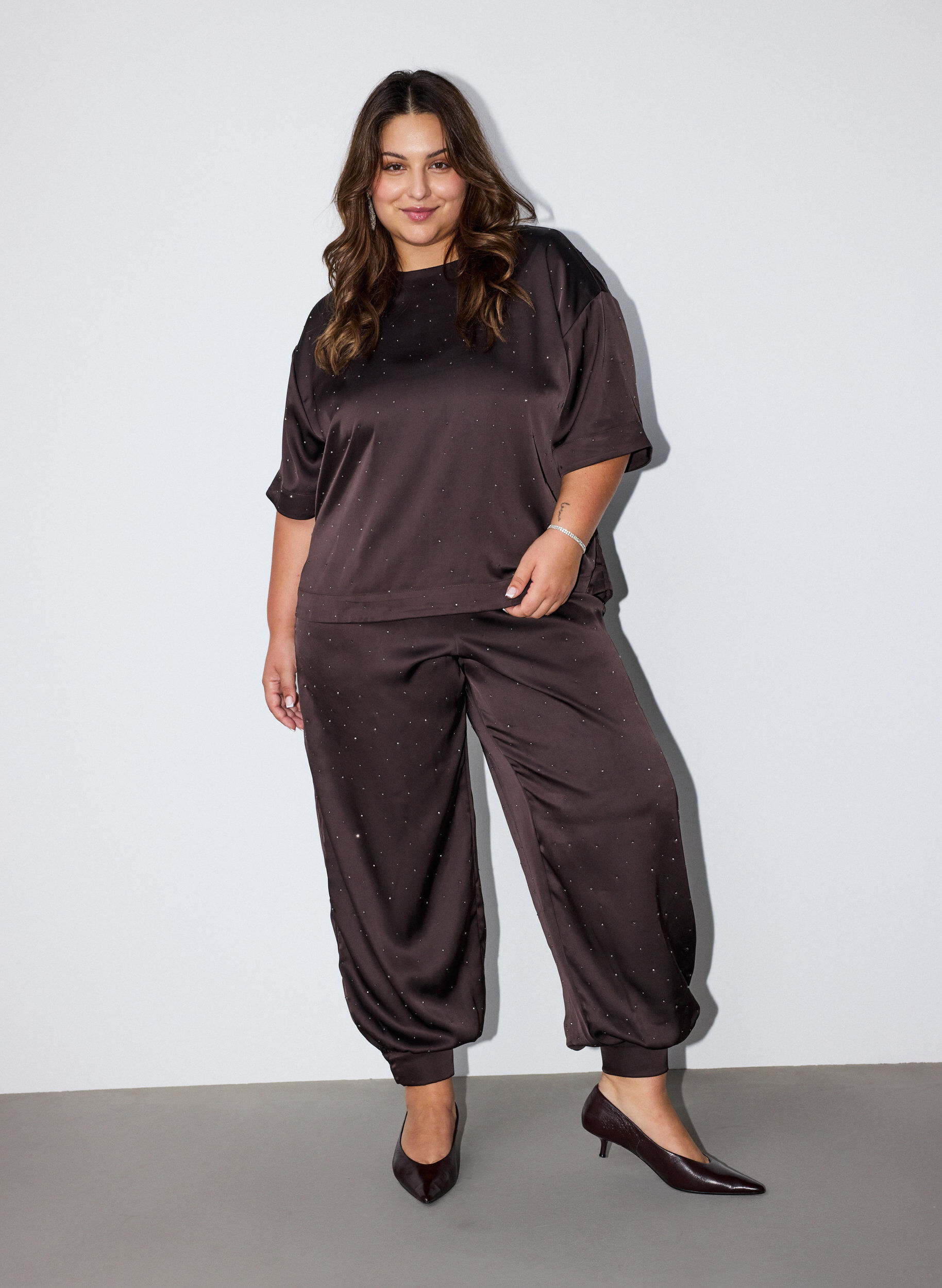 Satin balloon trousers with rhinestones, Brown, Model