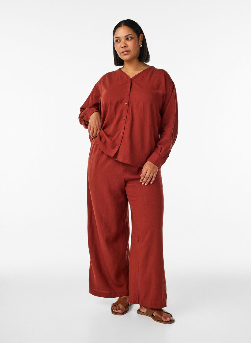 Blouse in linen and viscose with V-neck, Red, Model