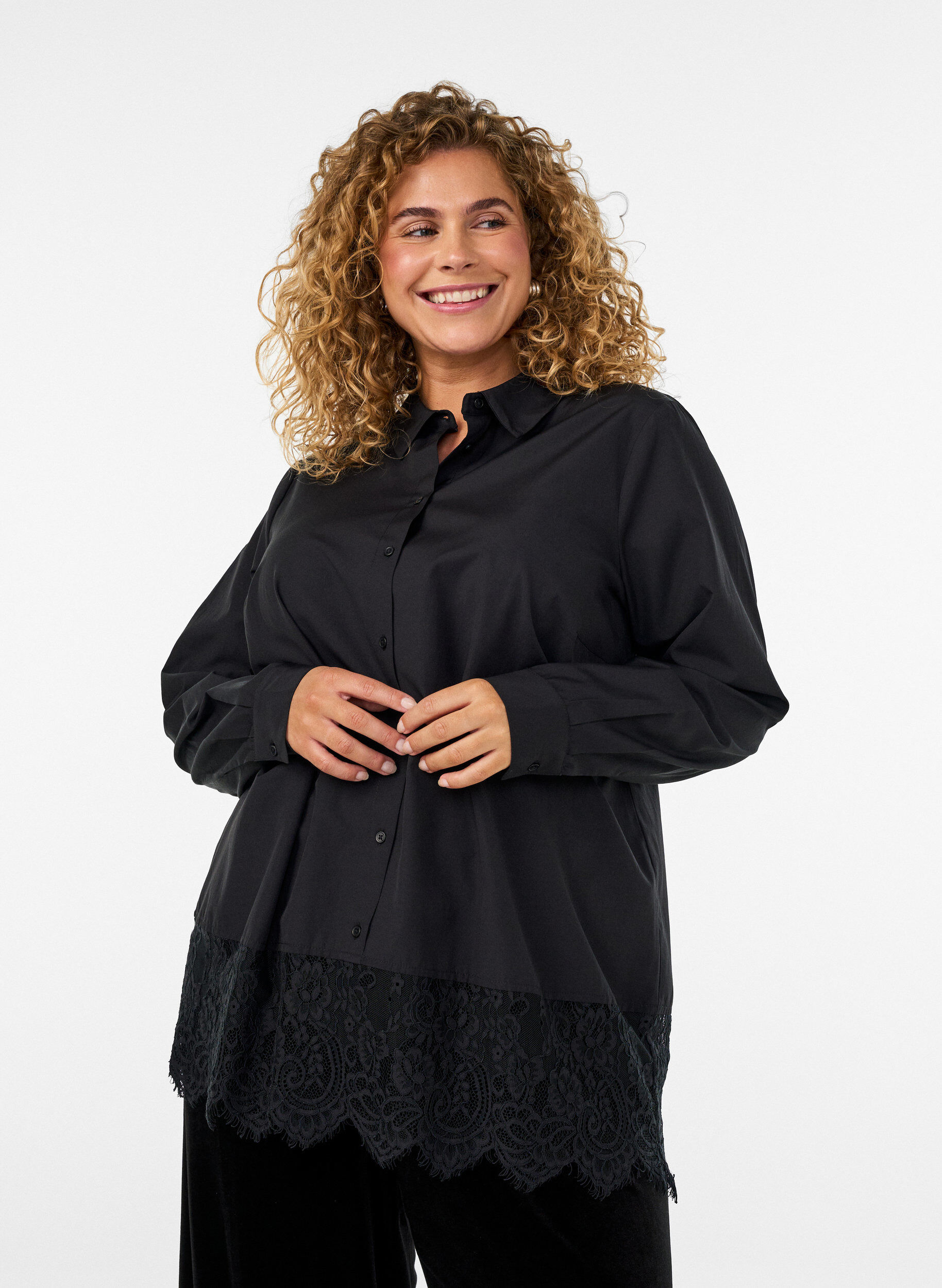 Loose shirt with a wide lace trim, Black, Model