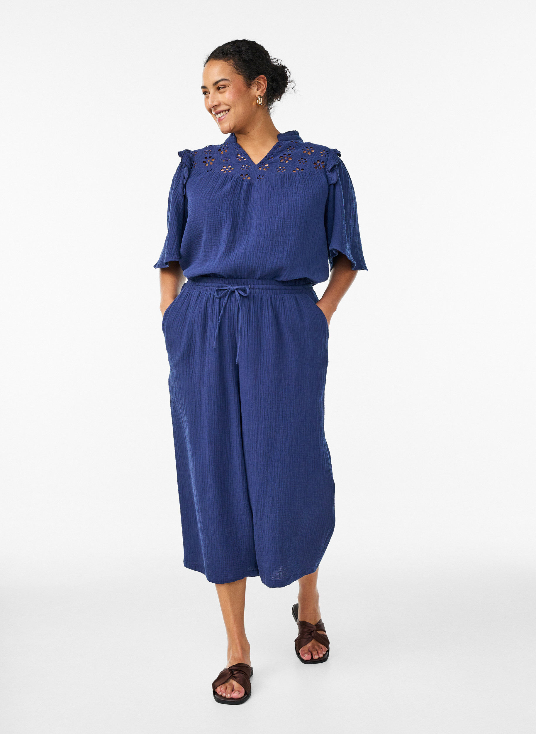 Culotte trousers in cotton muslin with high waist, Blue, Model