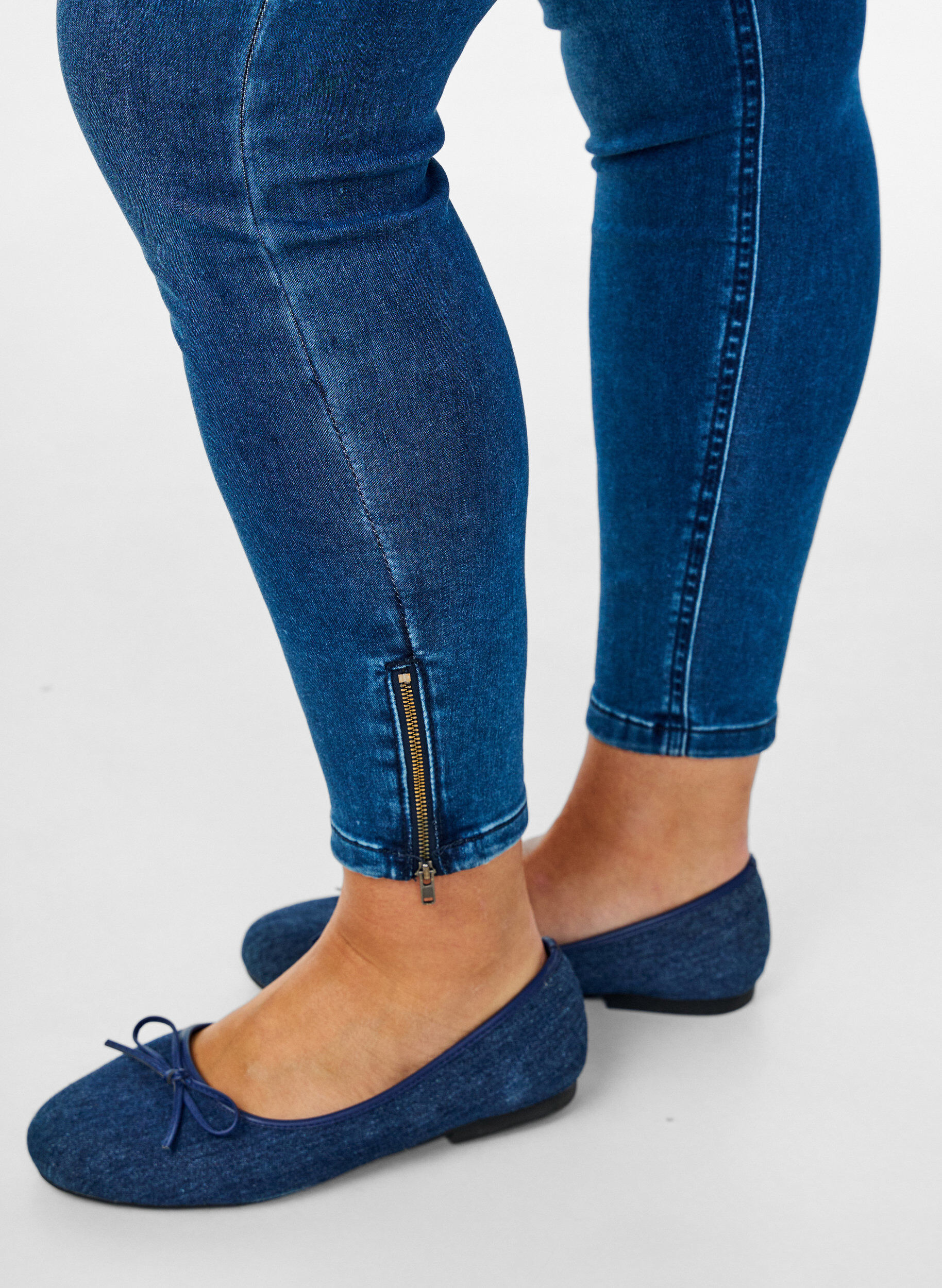 Zizzifashion Cropped Amy jeans with zipper detail, Blue, Model image number 2