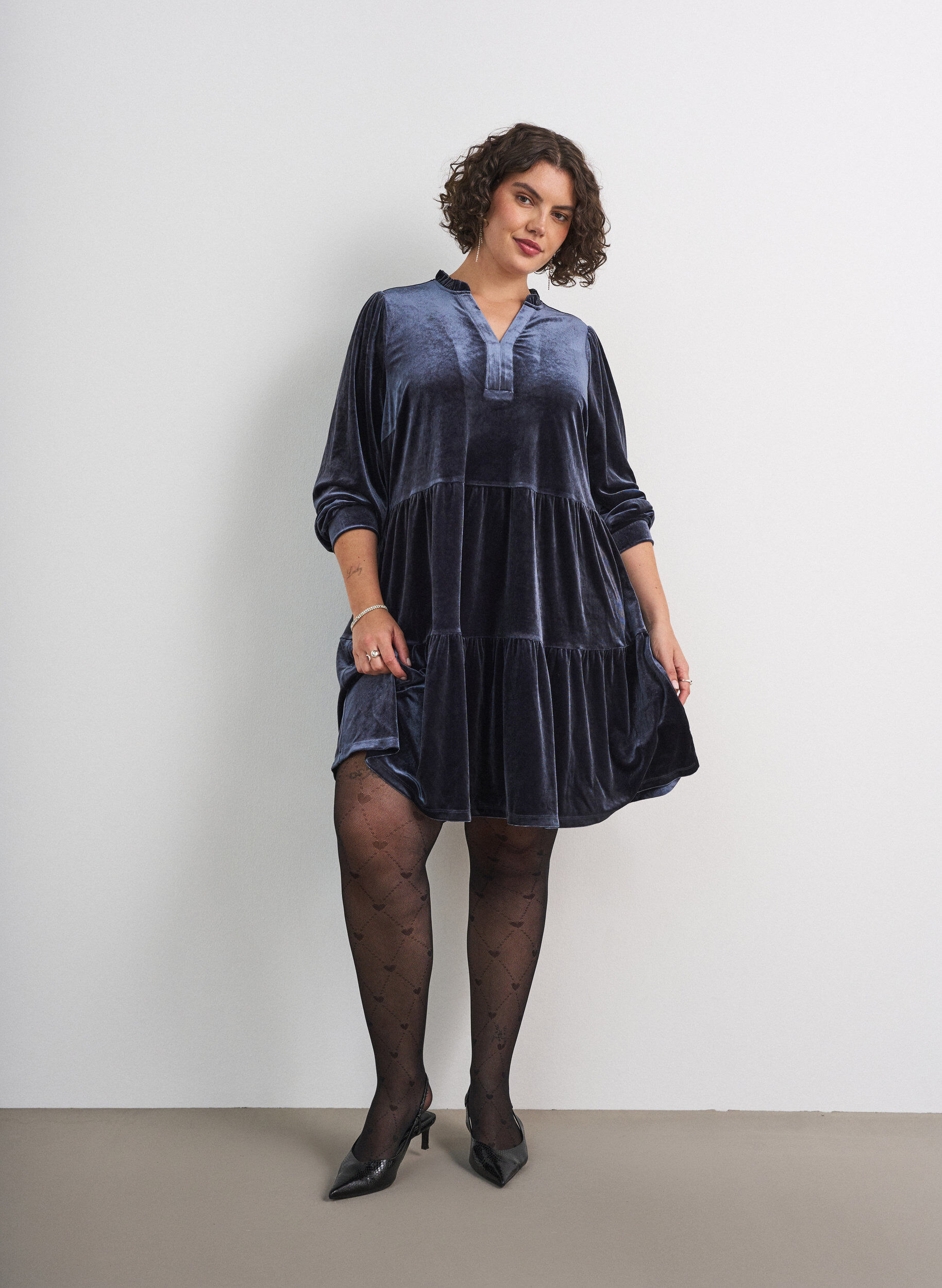 ZizzifashionShort velour dress with a ruffle collar and long sleeves, Blue, Model image number 1