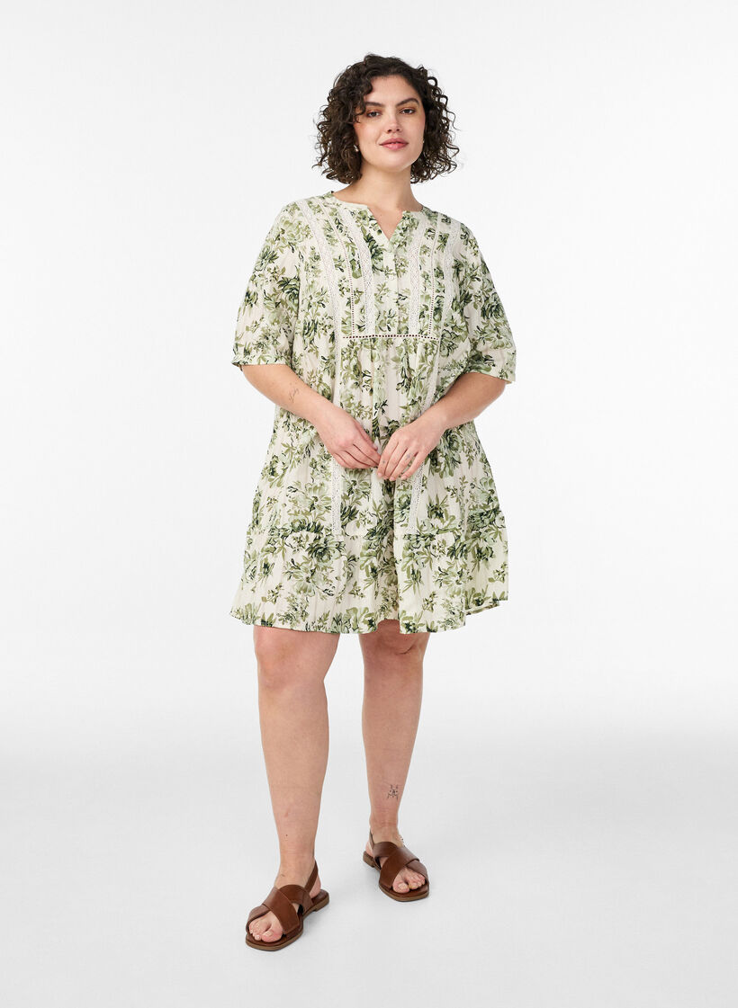 Short viscose dress with lace trim and A-line cut, Green, Model image number 1