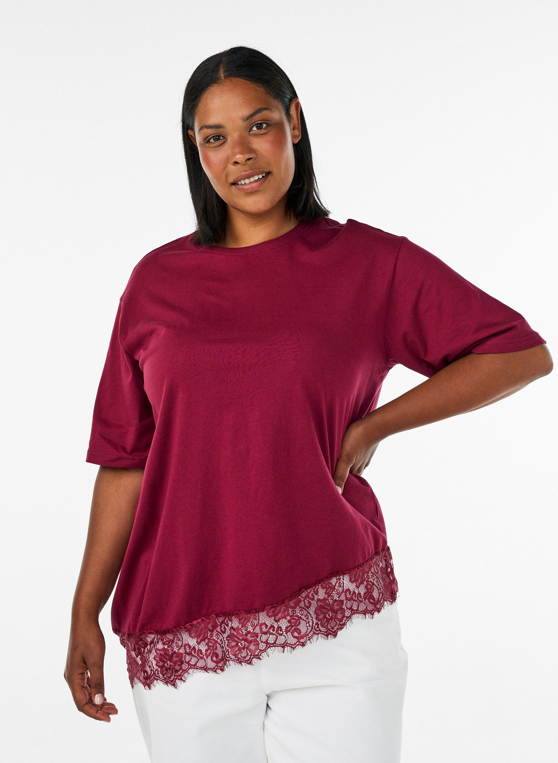 T-shirt with asymmetric lace hem, Red, Model