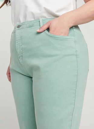 Mom fit jeans in cotton, Chinois Green, Model image number 2
