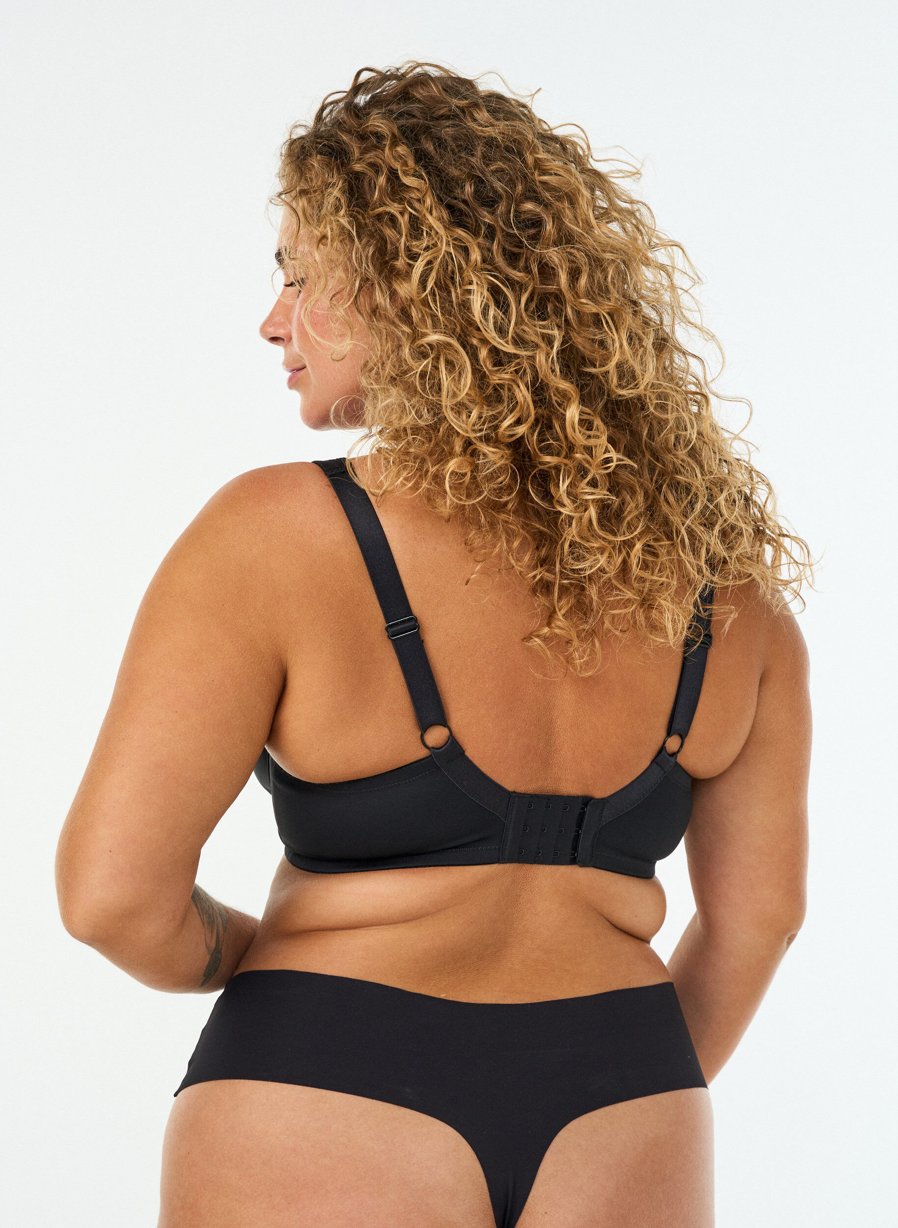 ZizzifashionHigh support bra with moulded cups, Black, Model image number 1