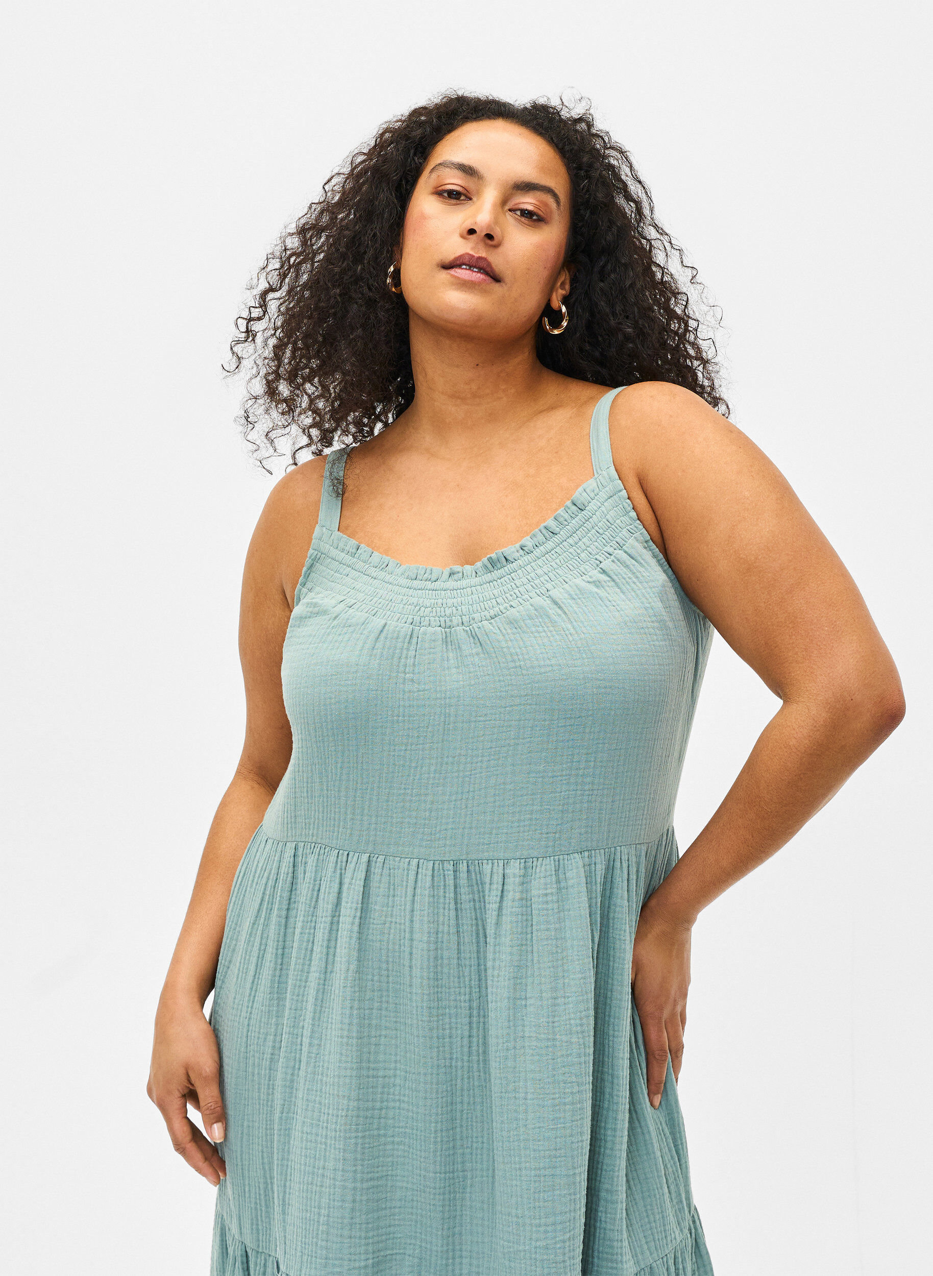 Zizzifashion Plain cotton strap dress, Chinois Green, Model image number 2