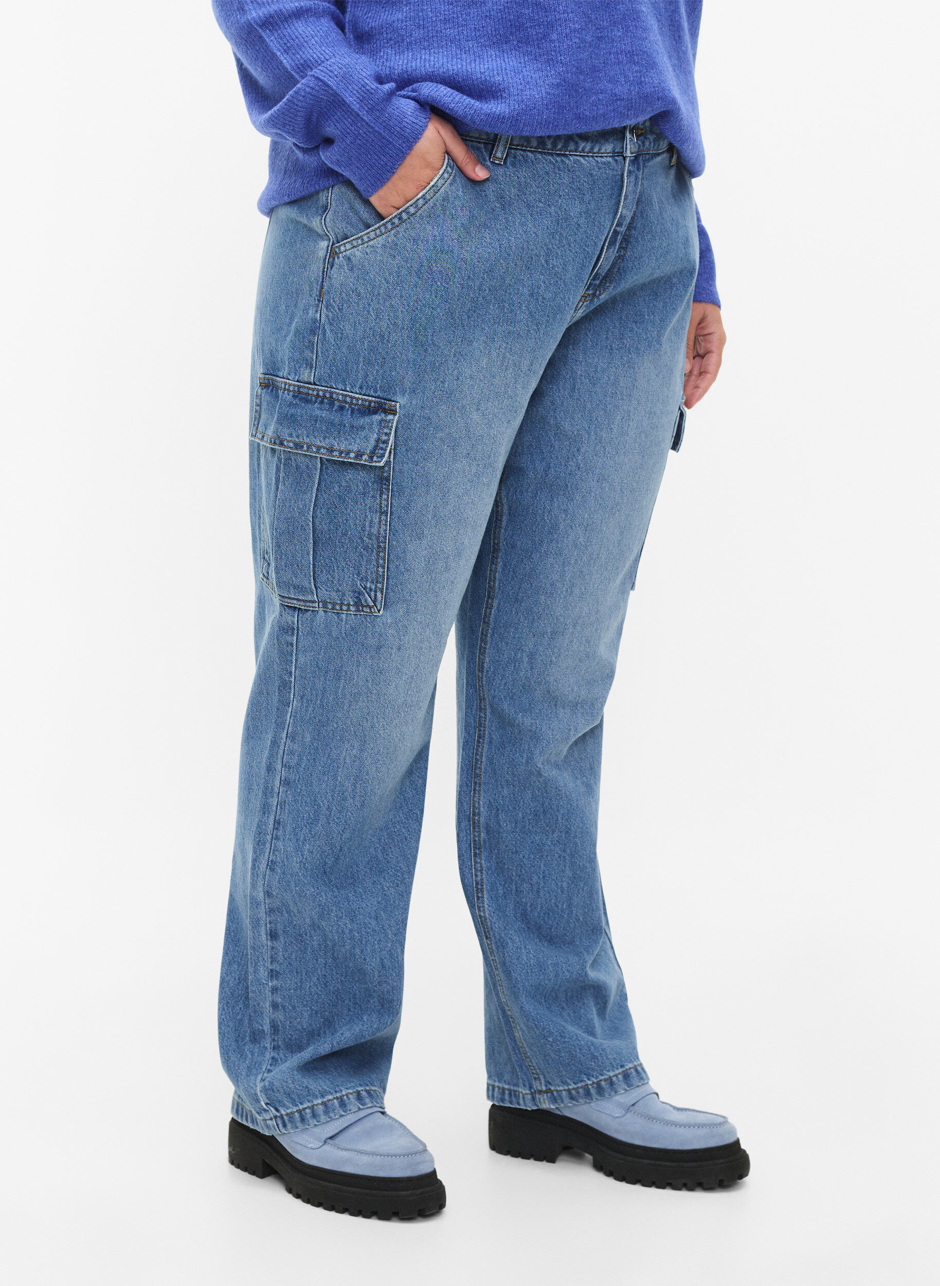 Zizzifashion Loose-fitting jeans with cargo pockets, Light blue, Model image number 2