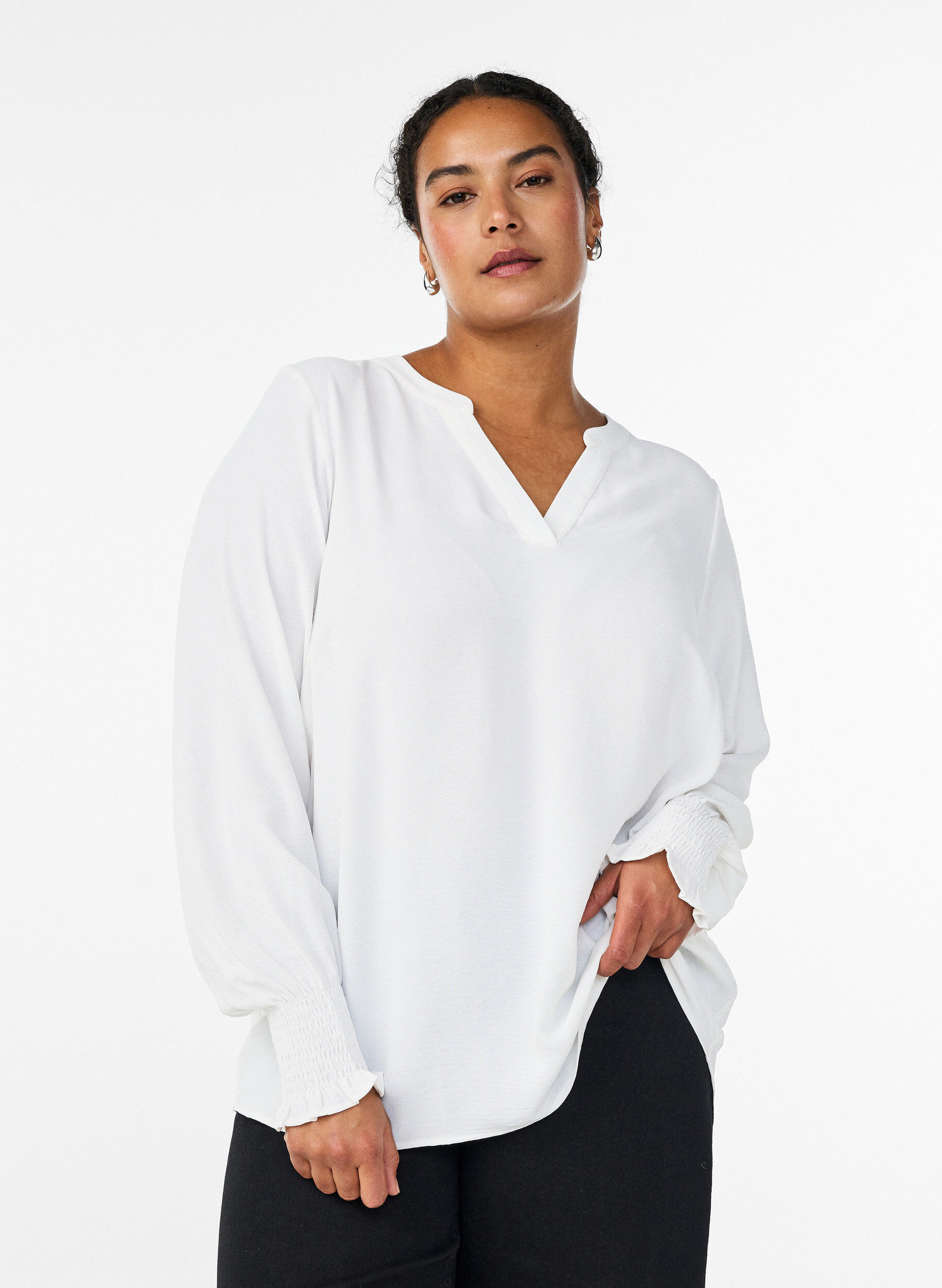 Blouse with smock cuffs and V-neck, Vanilla, Model