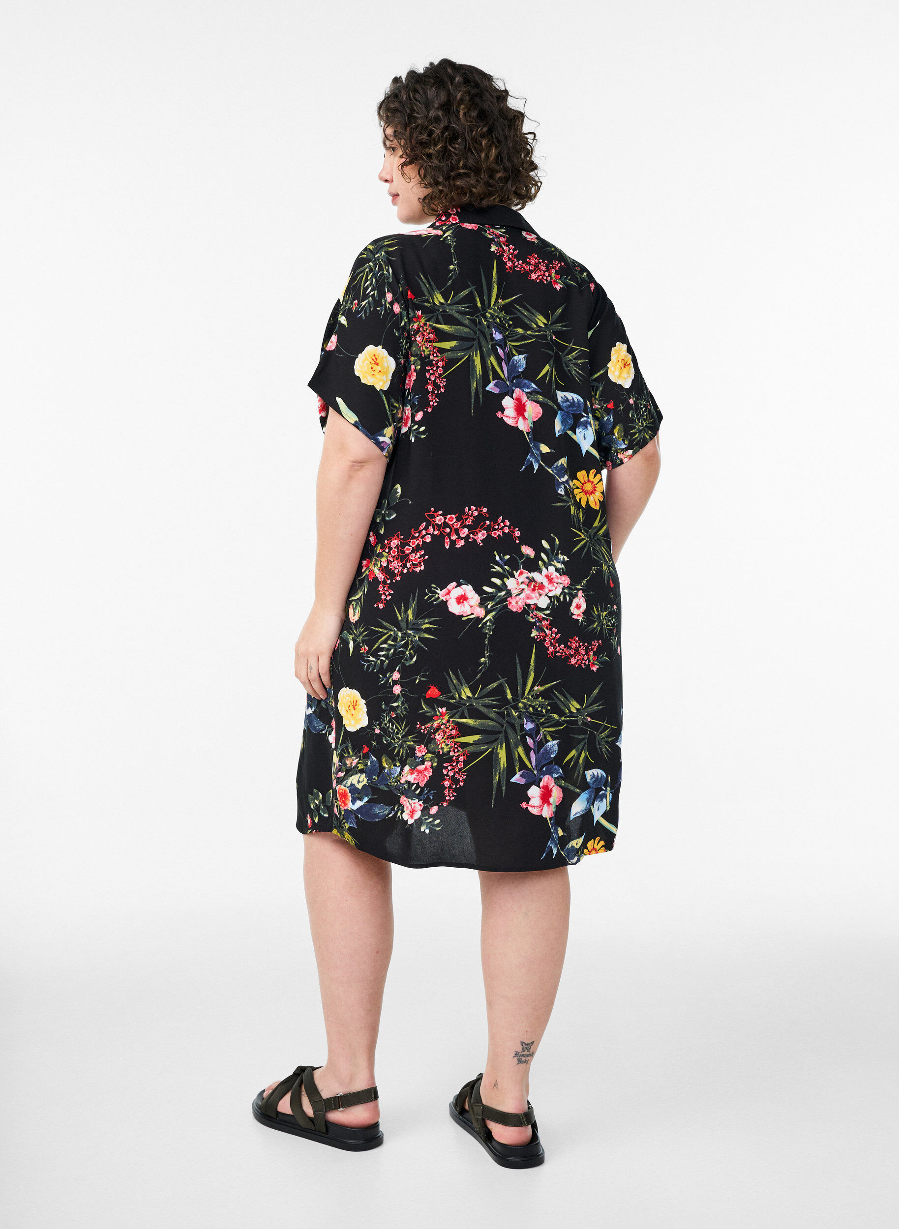 Zizzifashion Loose-fitting long shirt in viscose, Black, Model image number 2