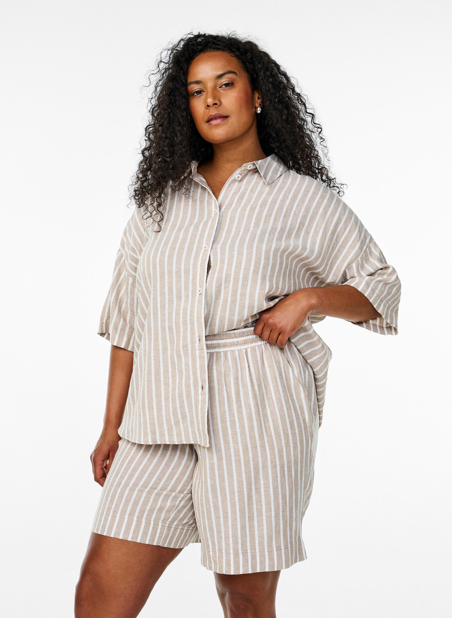 Striped shorts in linen and viscose, Beige, Model