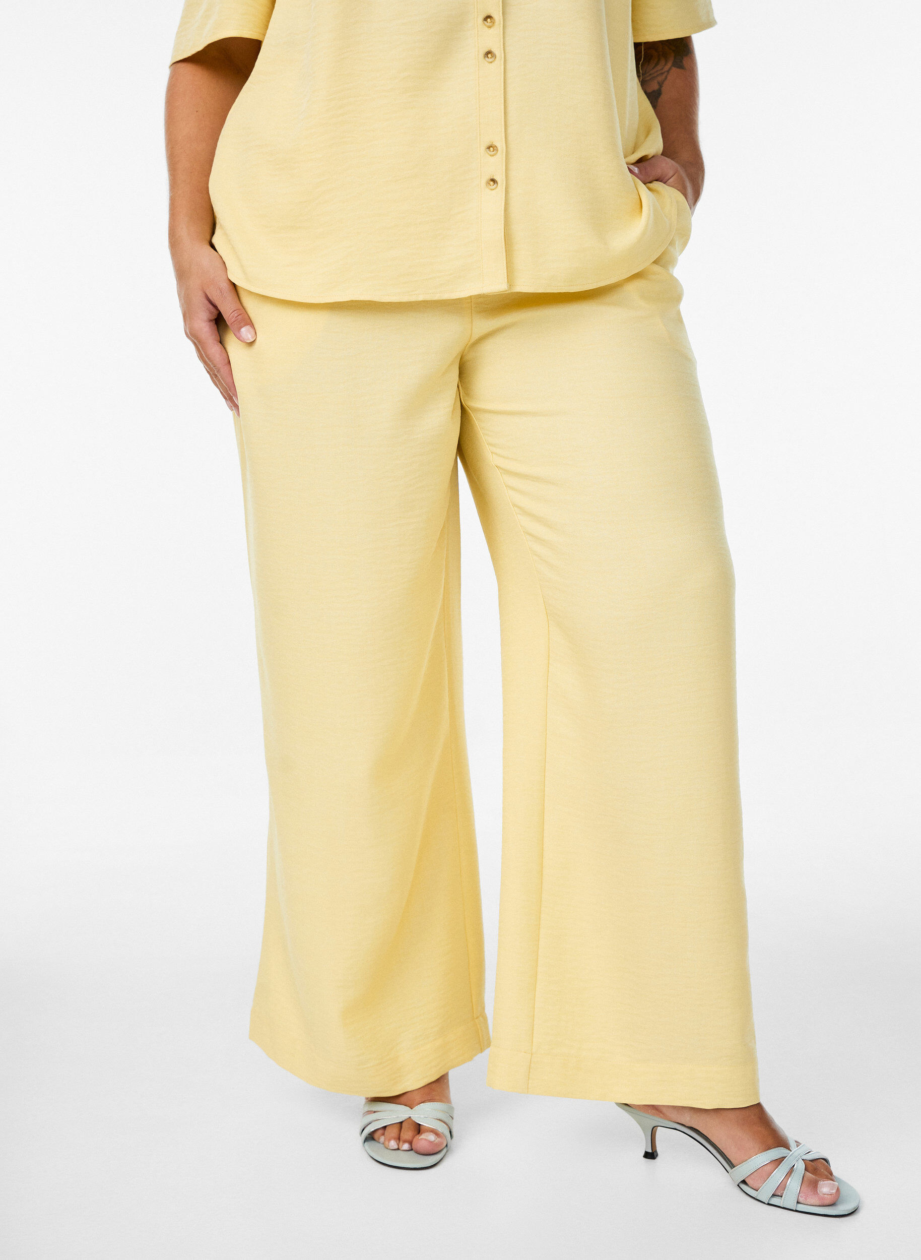Zizzifashion Loose trousers with elasticated waistband and pockets, Yellow, Model image number 2