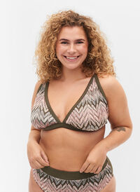 Patterned triangle bikini top, Beech AOP, Model
