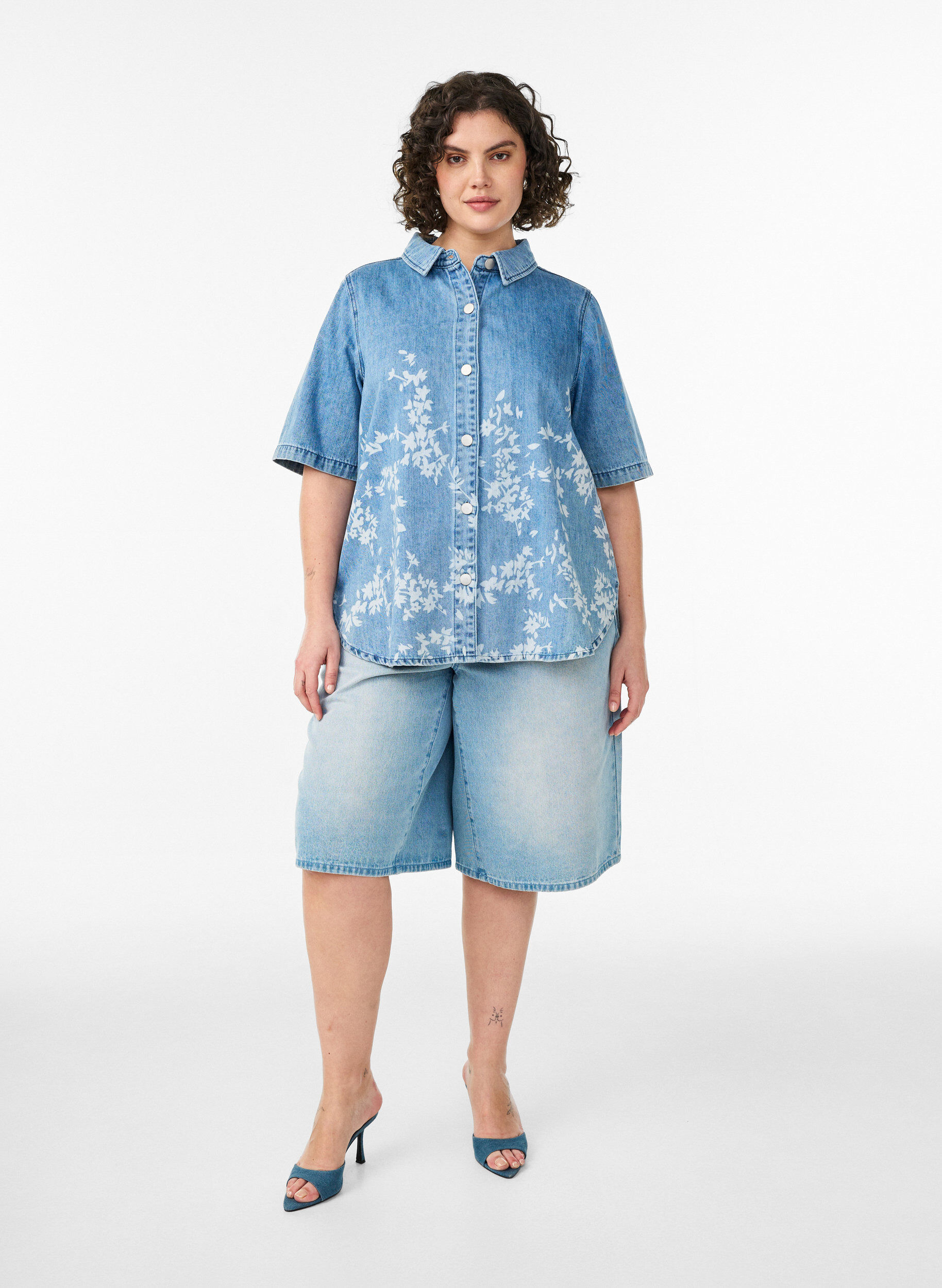 Zizzifashion Denim shirt with floral print and short sleeves, Light Blue, Model image number 1