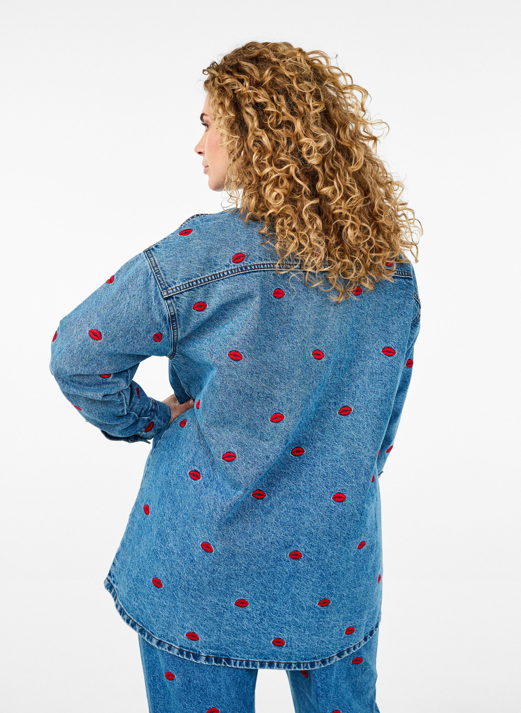 Zizzifashion Loose denim shirt with embroidered lips, Light Blue Kiss, Model image number 1