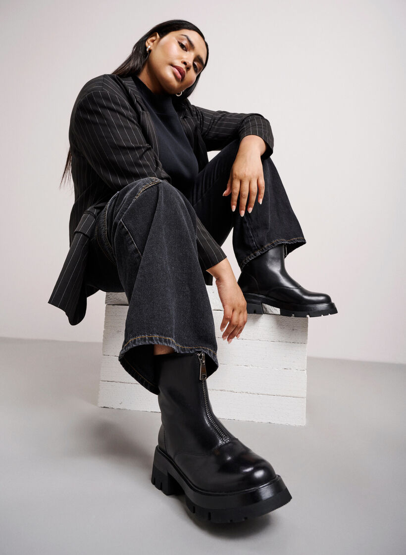 Short wide fit leather boot with zipper, Black, Image image number 1