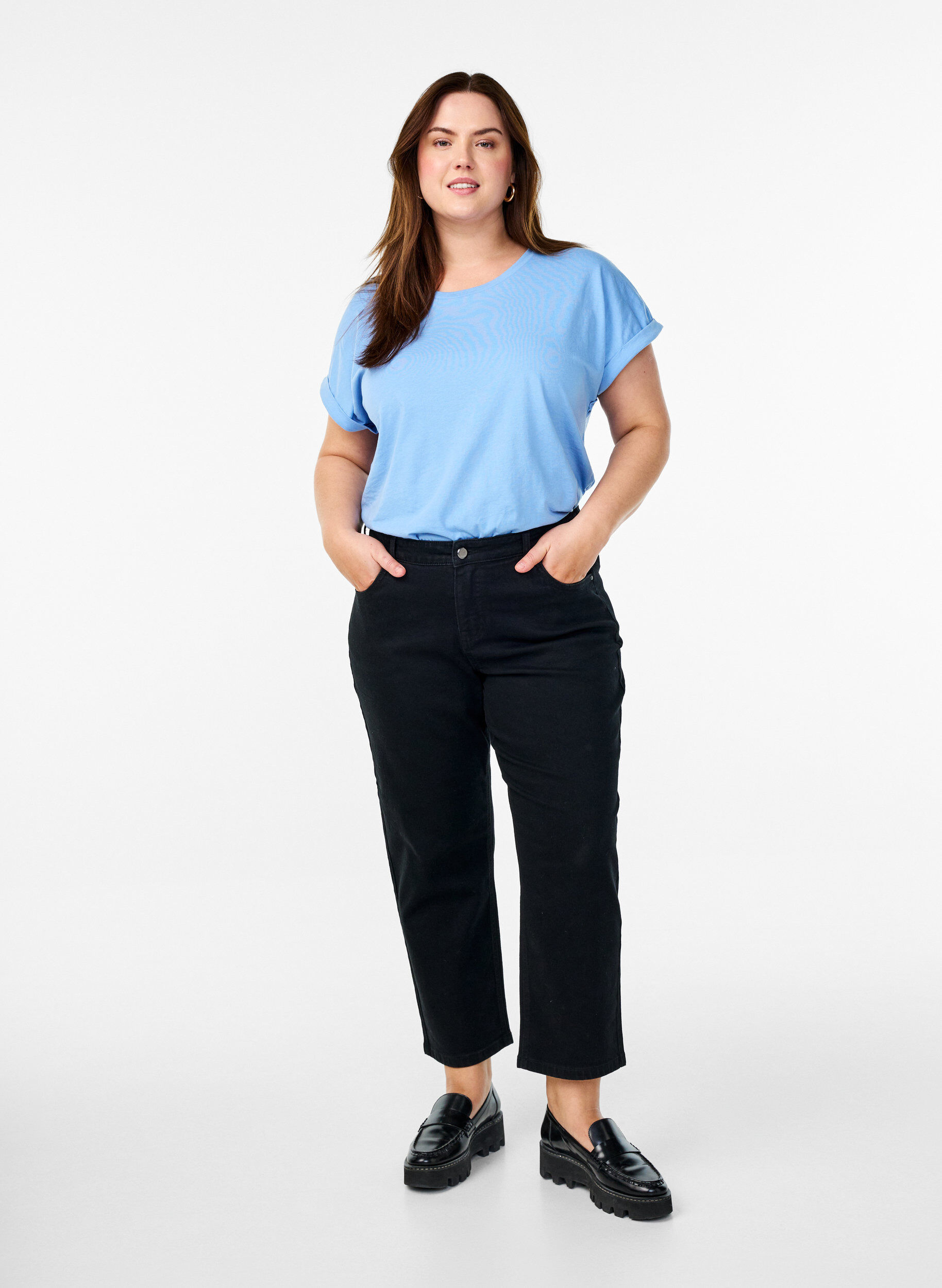 Cropped Vera jeans with a straight fit, Black, Model