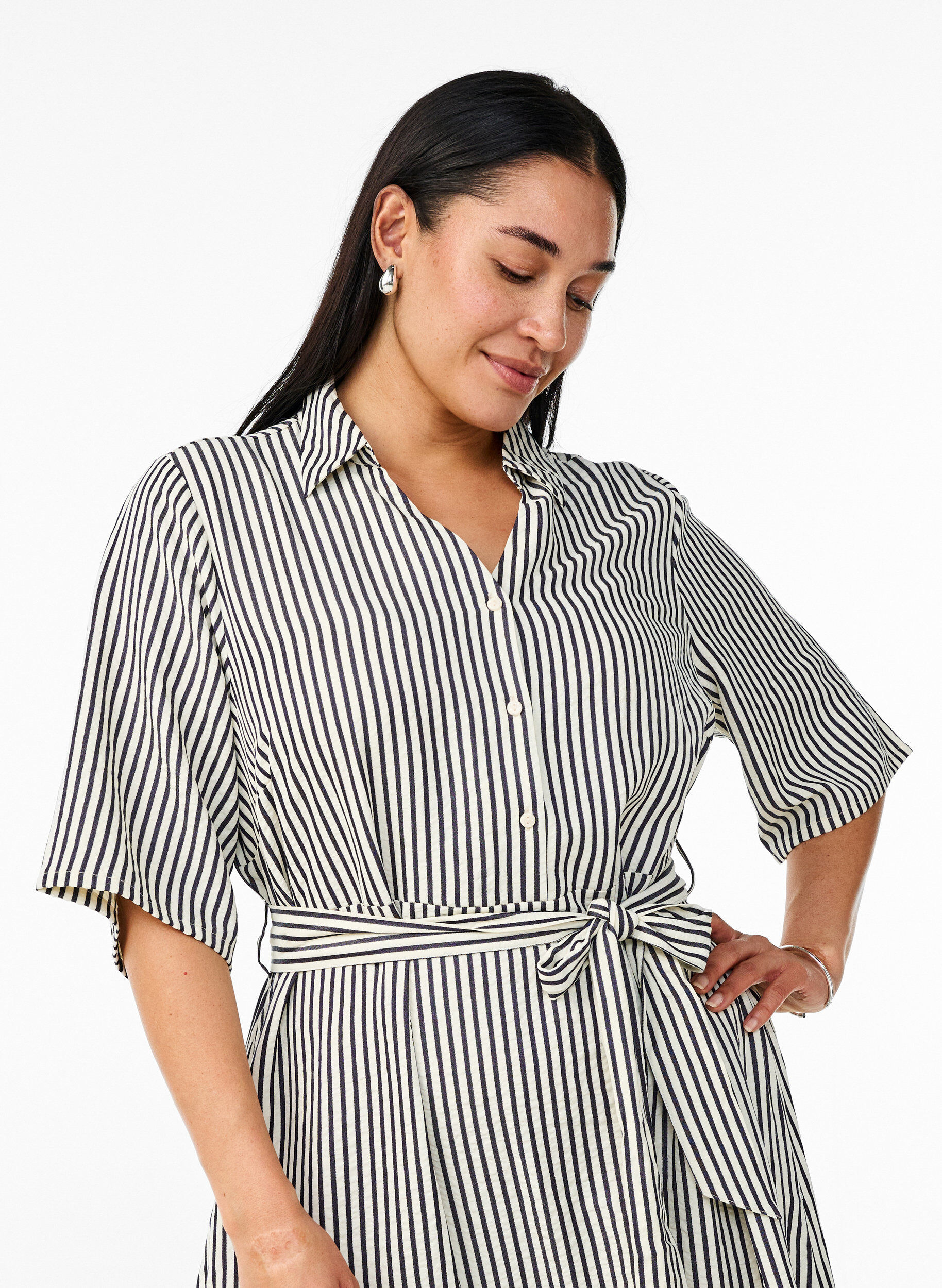 Zizzifashion Ankle-length shirt dress with tie belt and stripes, Black, Model image number 2