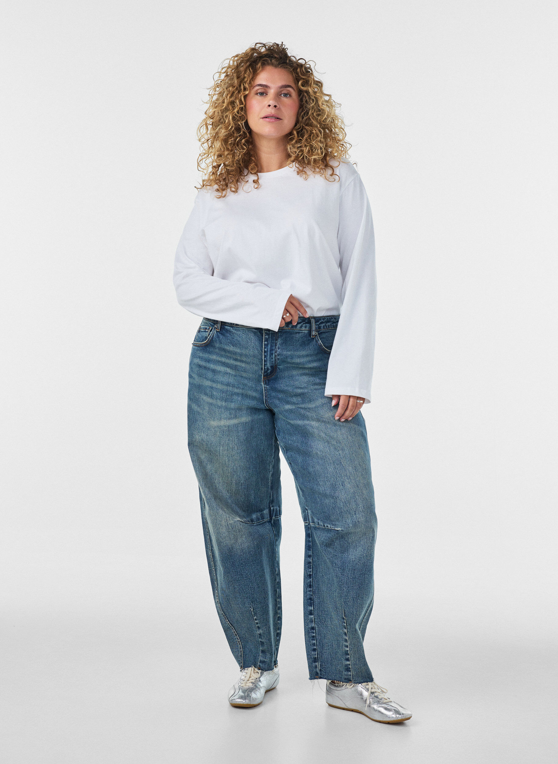 Barrel fit jeans with a distressed wash, Blue, Model