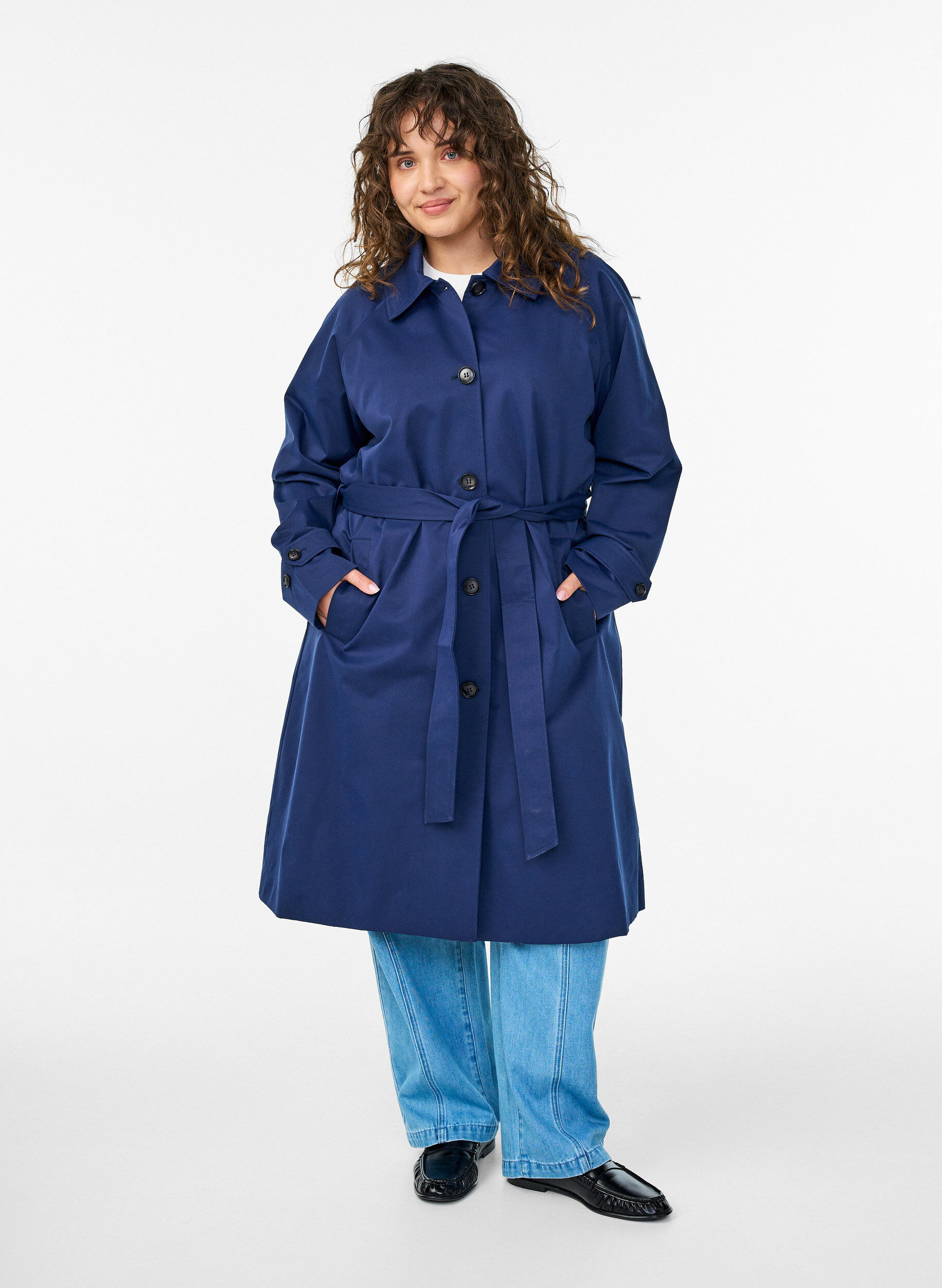 Trenchcoat with belt and slits, Blue, Model
