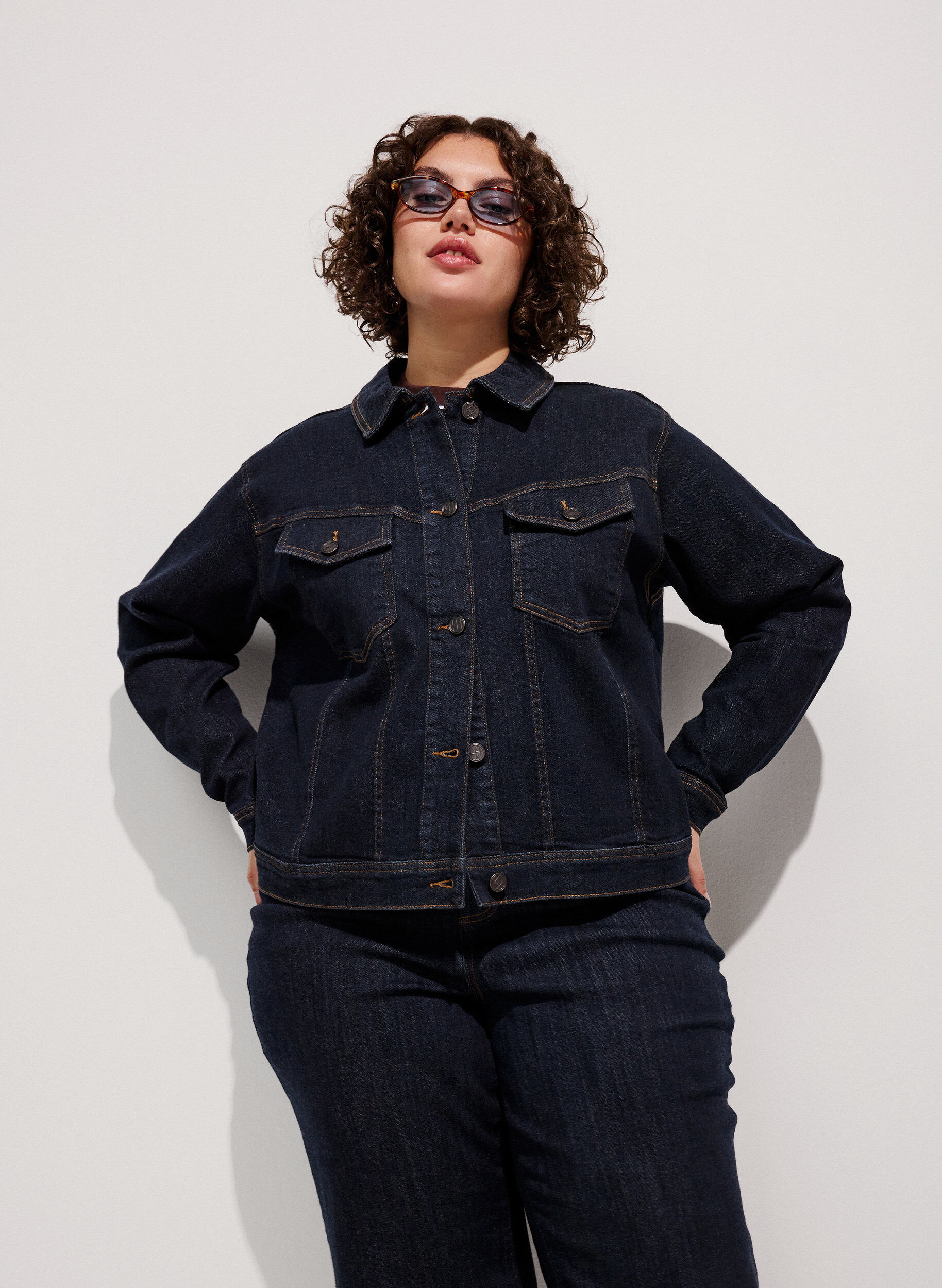 Classic denim jacket with contrast stitching, Blue, Model