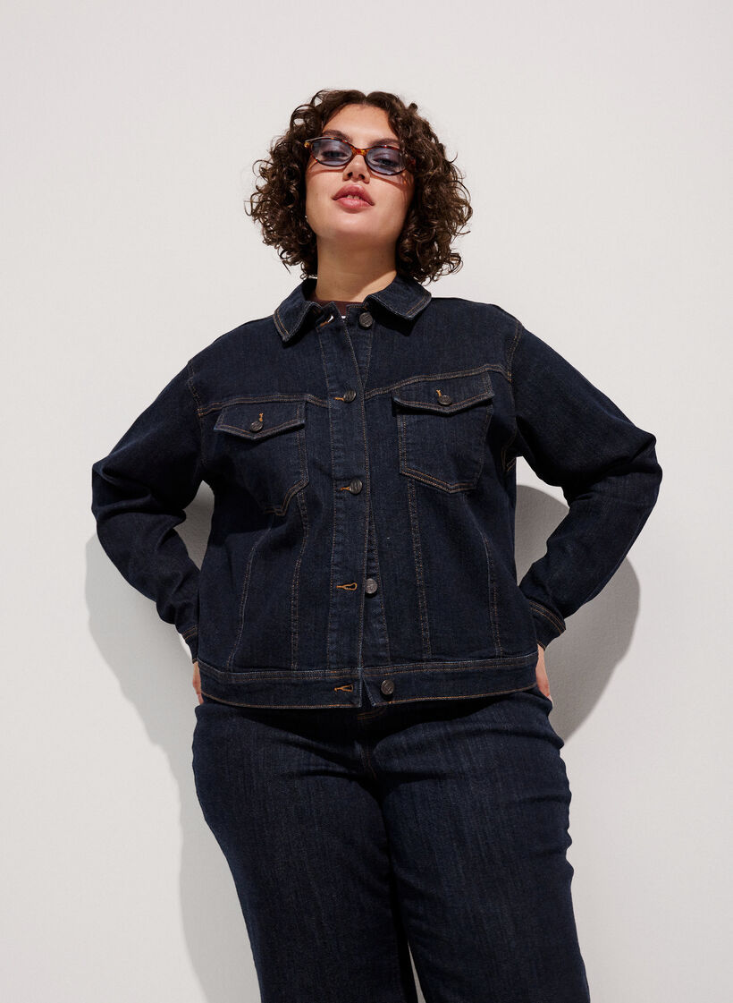 Classic denim jacket with contrast stitching, Blue, Model