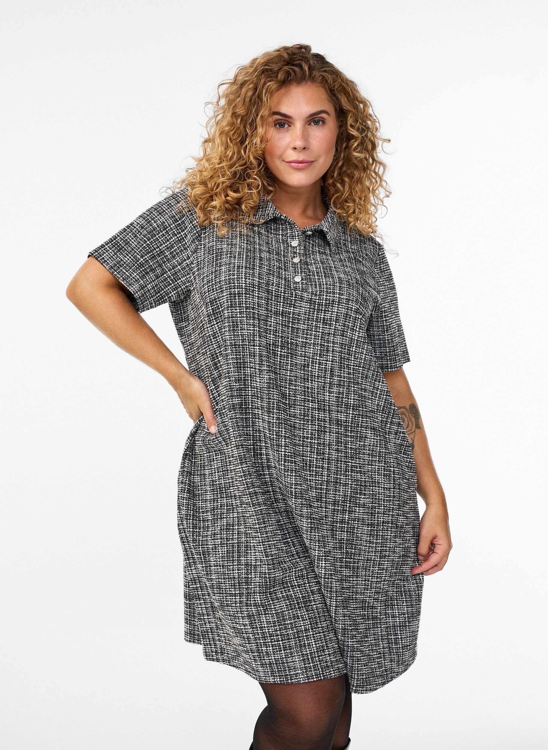 Short dress in textured jersey with a graphic check, Vanilla, Model