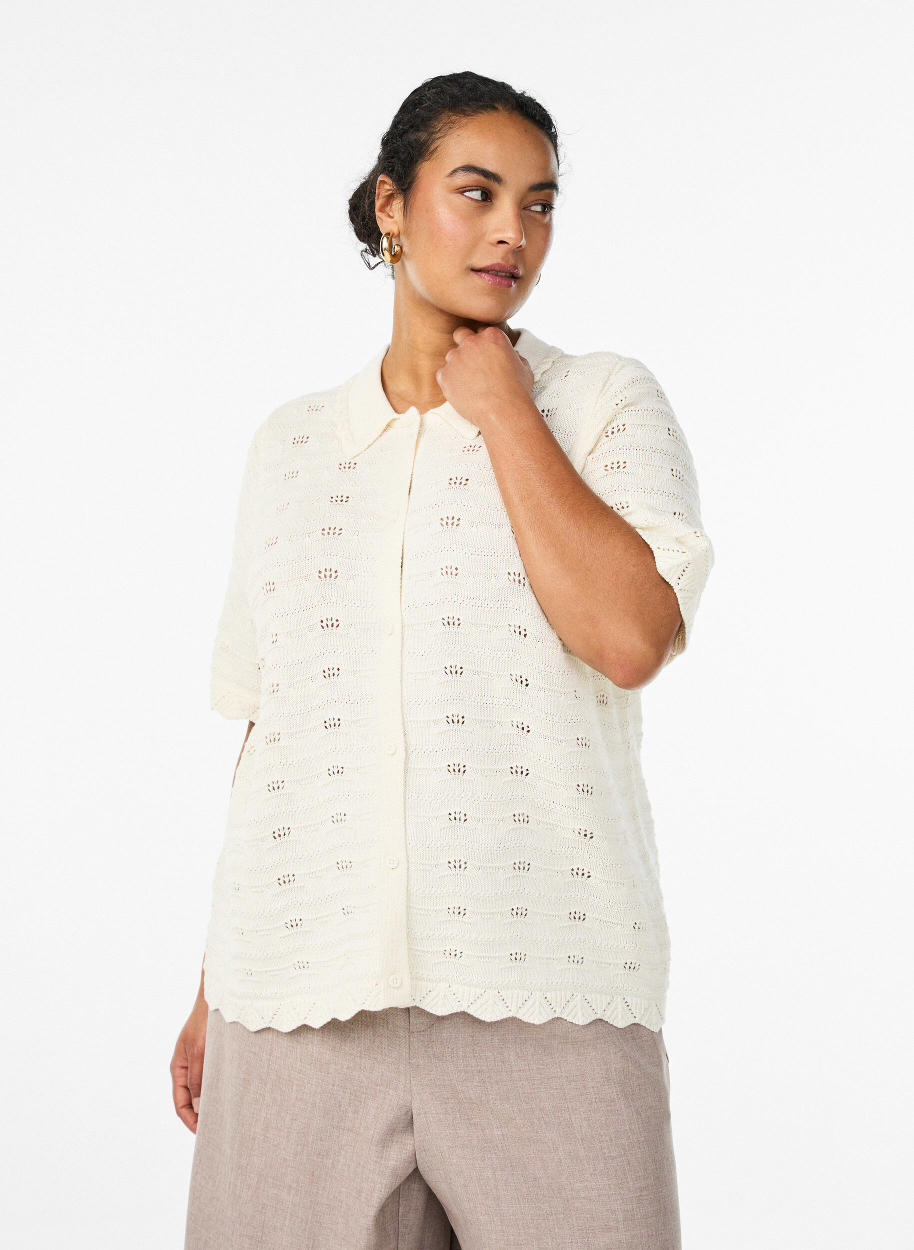 Short-sleeved knit cardigan with polo collar and eyelet embroidery, Vanilla, Model