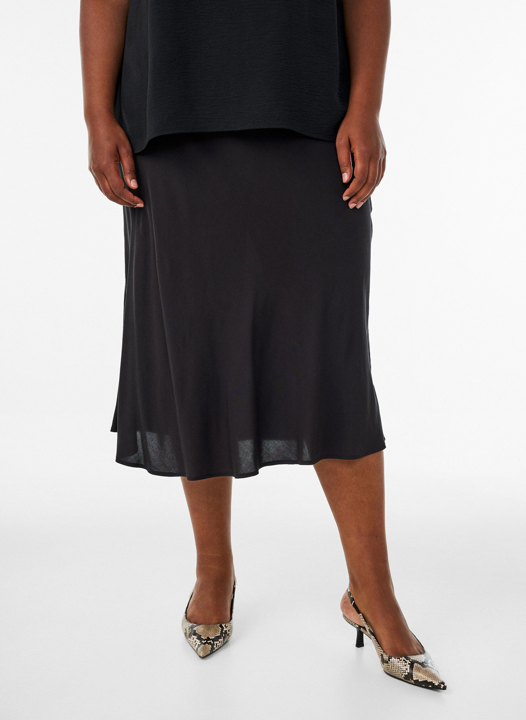 Viscose skirt with an elasticated waist, Black, Model