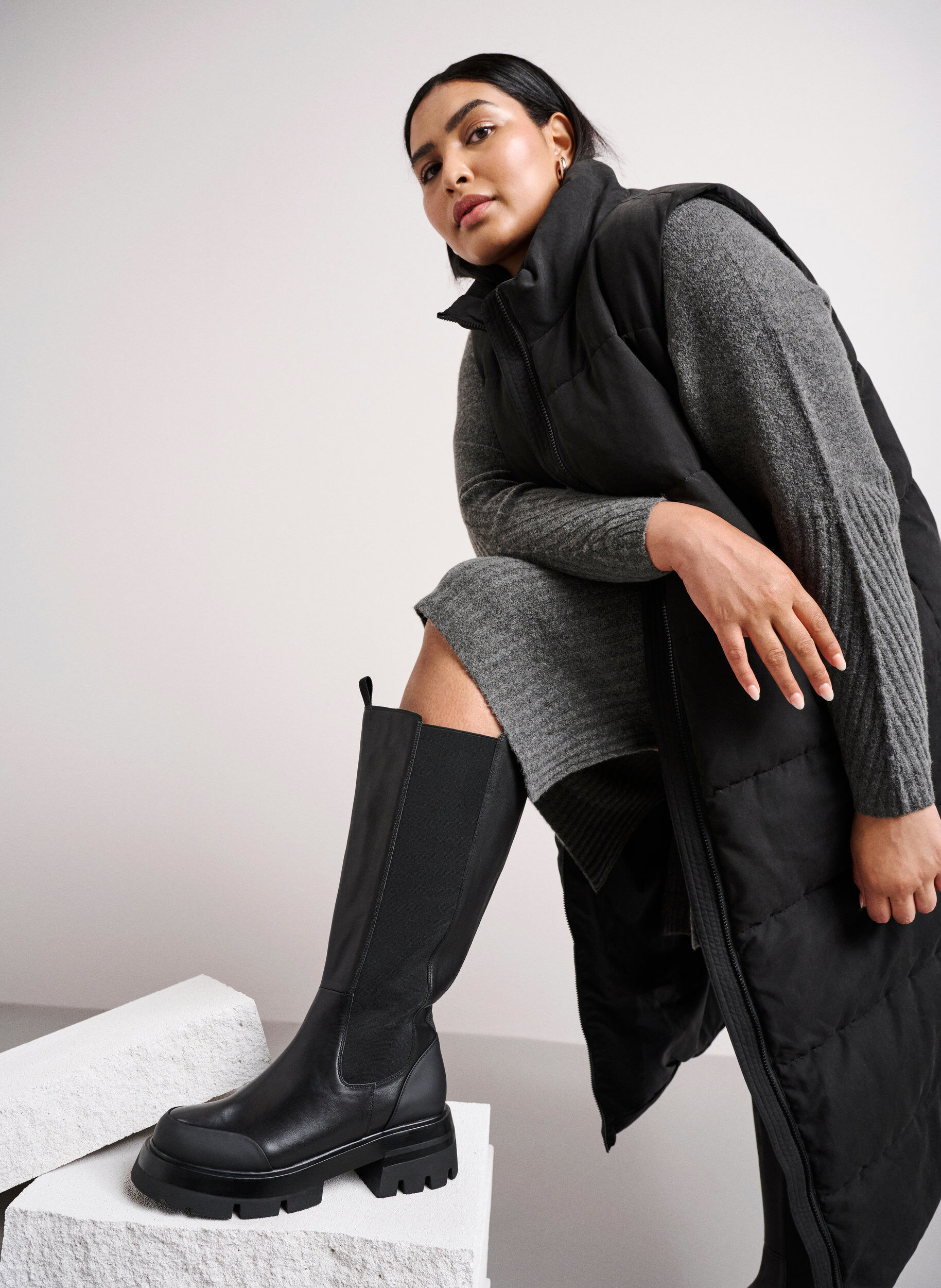 Zizzifashion Wide fit leather boot with long shaft and elastic, Black, Image image number 0