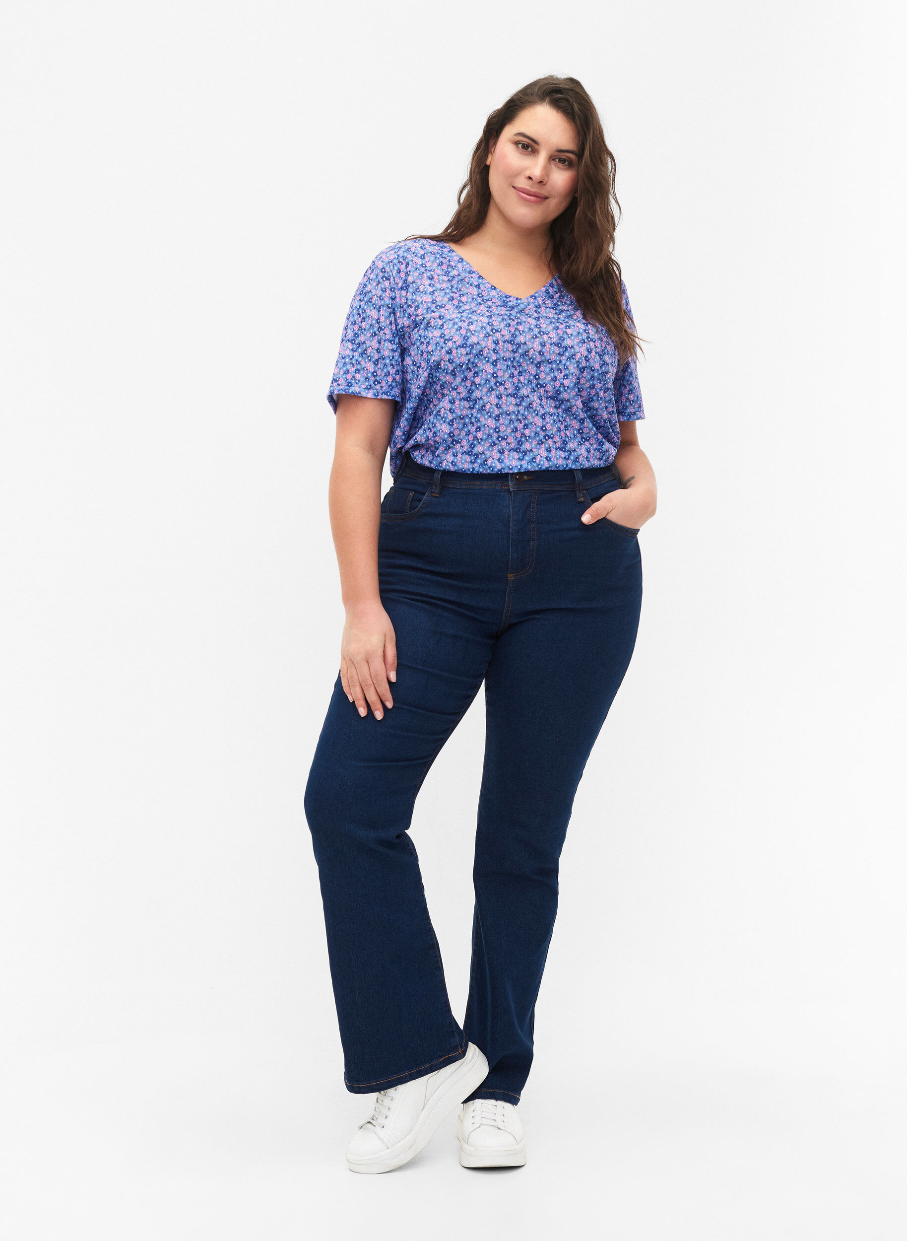 Zizzifashion FLASH - Printed t-shirt with v-neck, Blue Rose Ditsy, Model image number 2