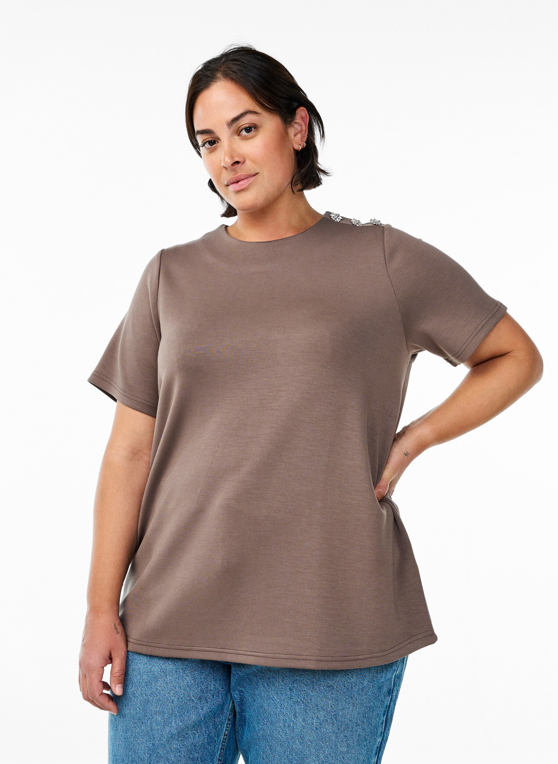 Short sleeve blouse with a button detail, Brown, Model
