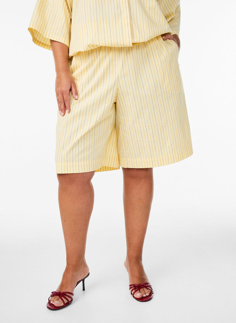 Striped high-waisted shorts with a loose fit, Yellow, Model