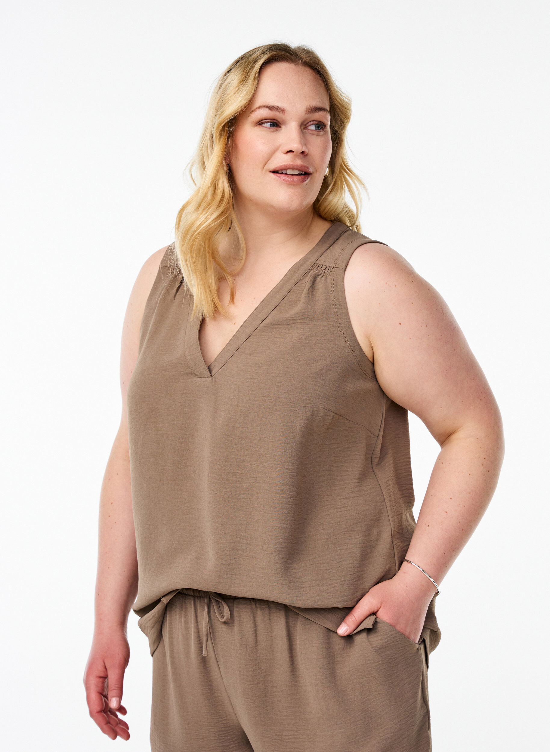 Sleeveless top with wrinkle details, Brown, Model