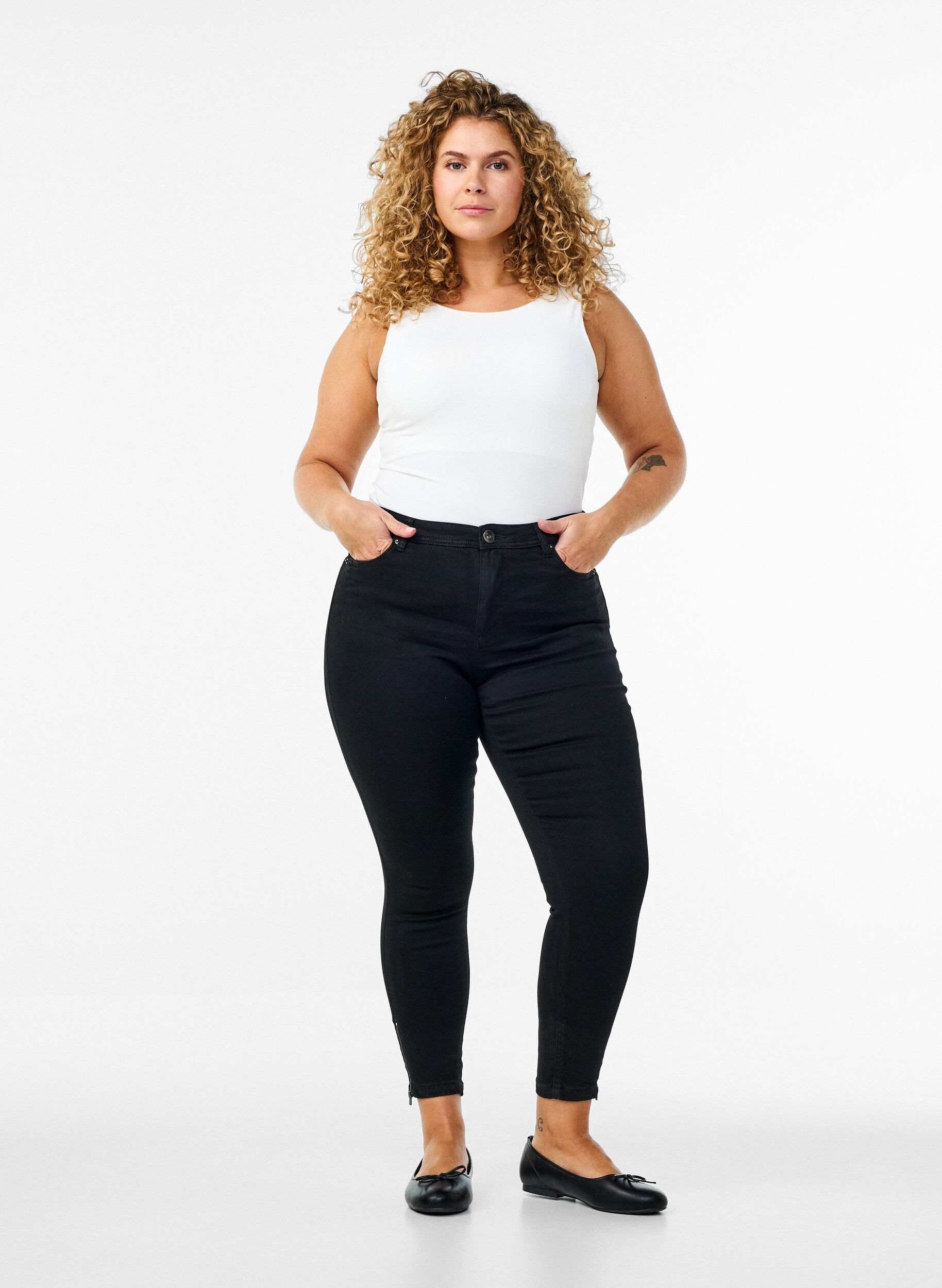 Cropped Amy jeans with a zip, Black, Model