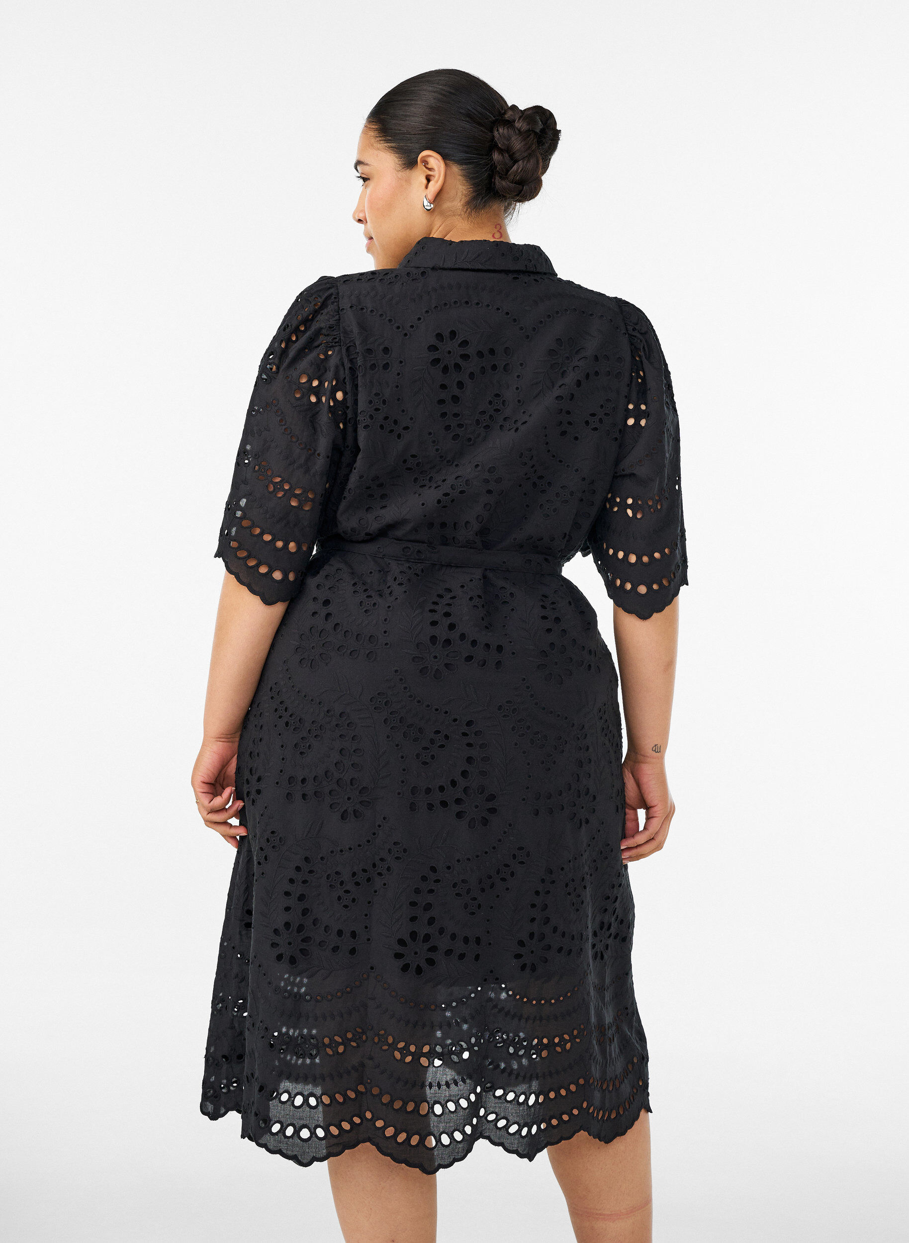 Zizzifashion Shirt dress in broderie anglaise with a tie-belt, Black, Model image number 2