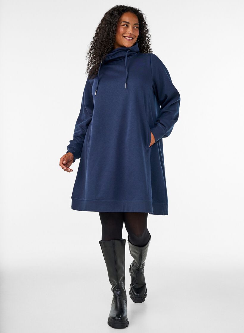 Relaxed navy blue elegance, , Model