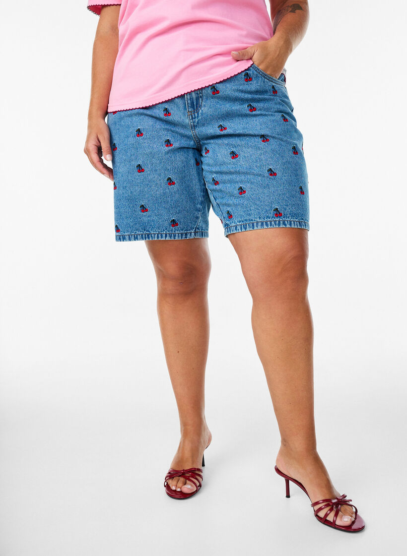 Embroidered denim shorts, Light Blue, Model image number 3