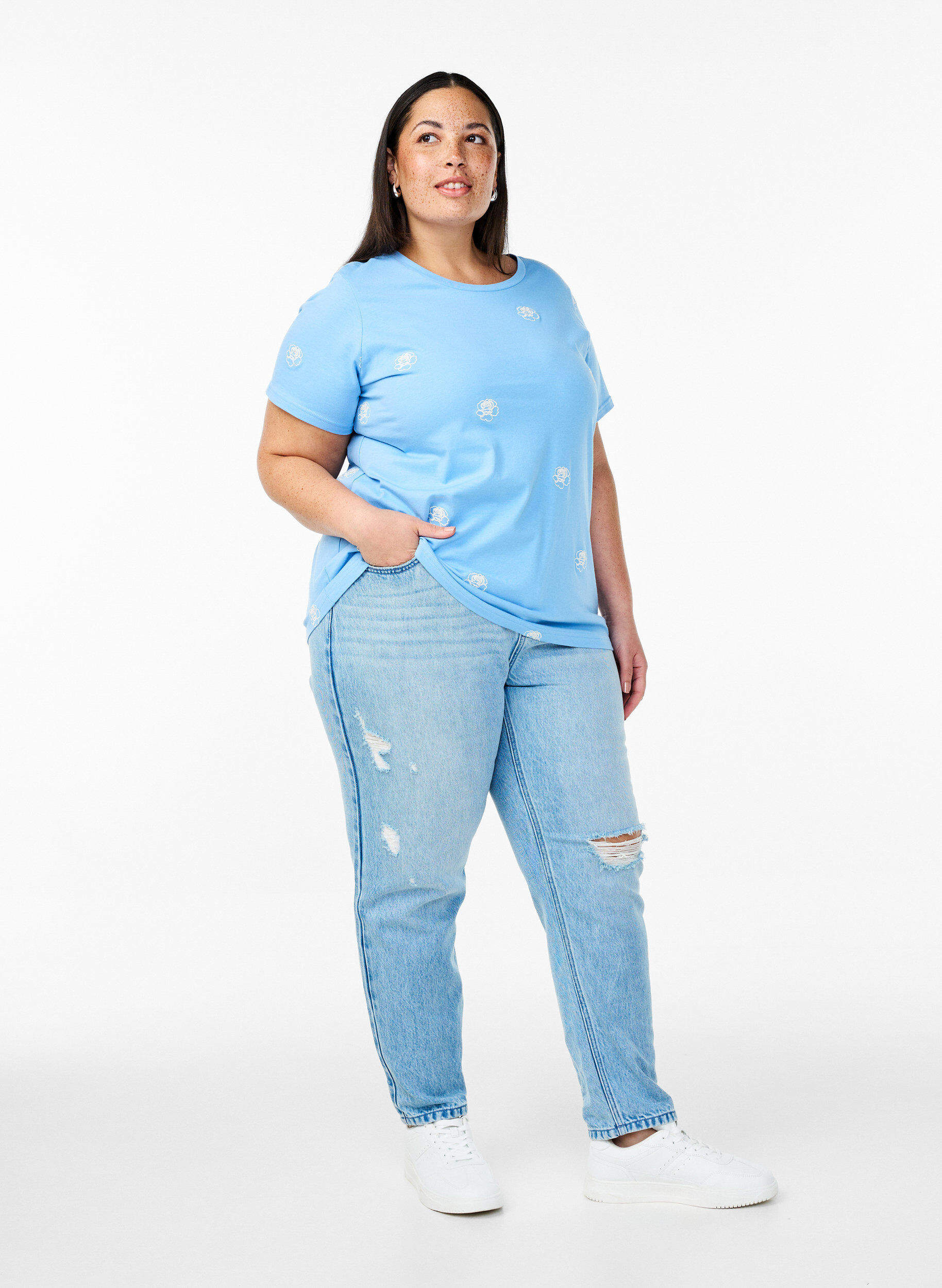 Mille Mom fit jeans with distress details, Light Blue Denim, Model