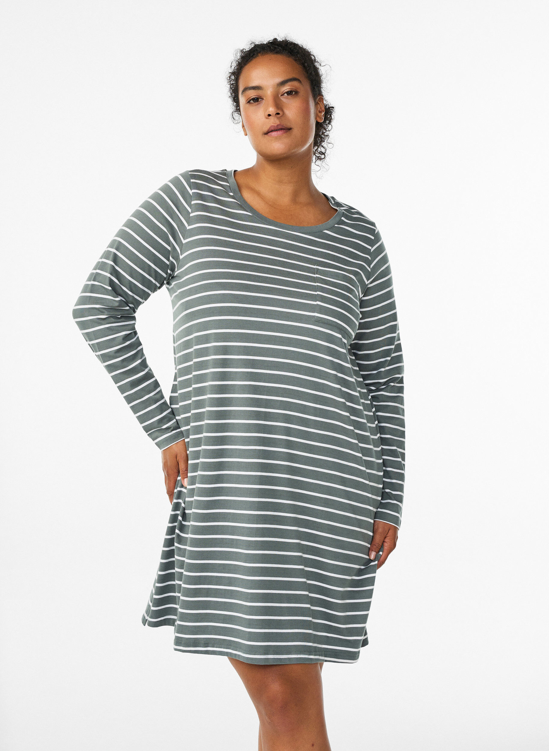 Striped nightdress in organic cotton, Green, Model