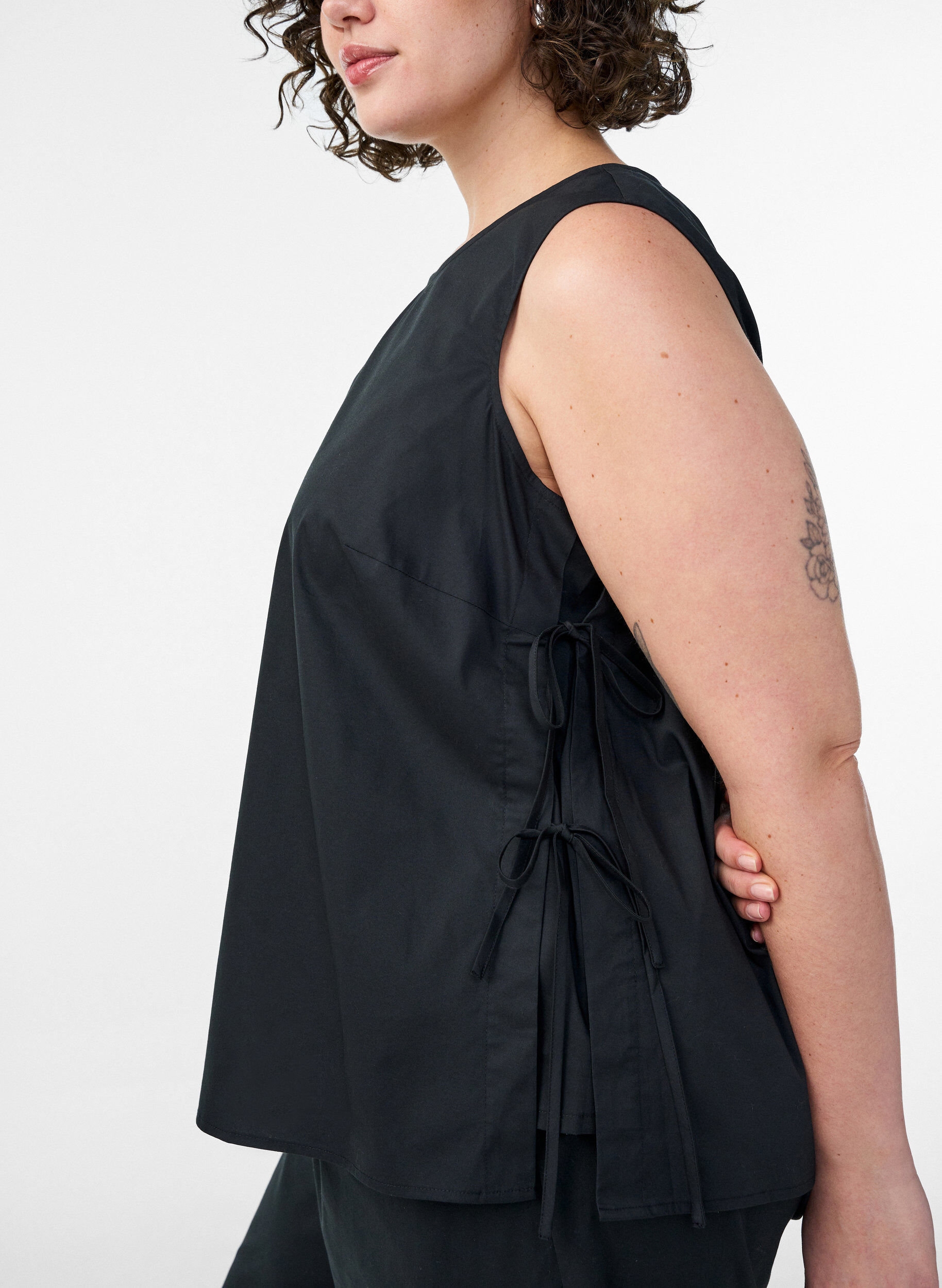 Zizzifashion Sleeveless top with tie detail at the sides, Black, Model image number 3