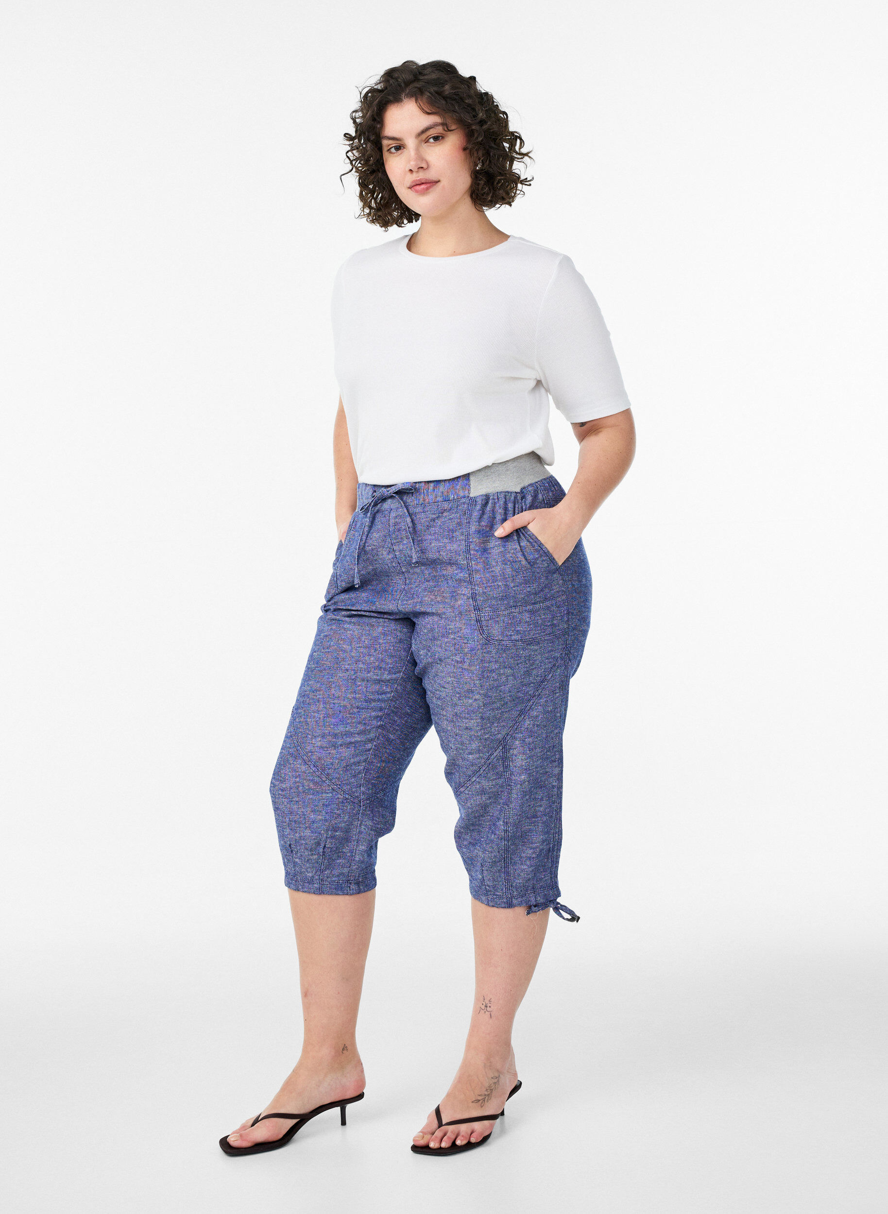 Zizzifashion Cotton and linen Capri trousers with an elasticated waist and tie-string, Blue, Model image number 0