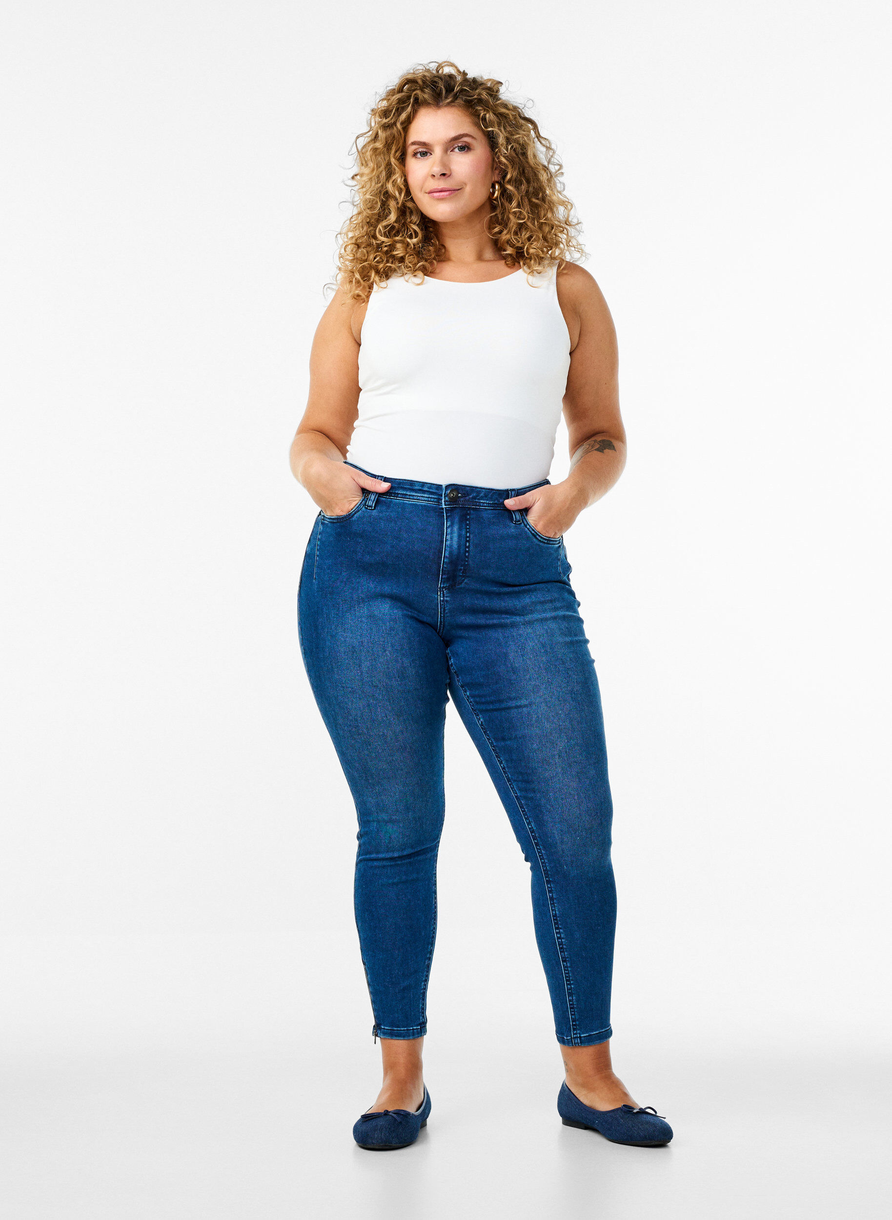 Zizzifashion Cropped Amy jeans with zipper detail, Blue, Model image number 0