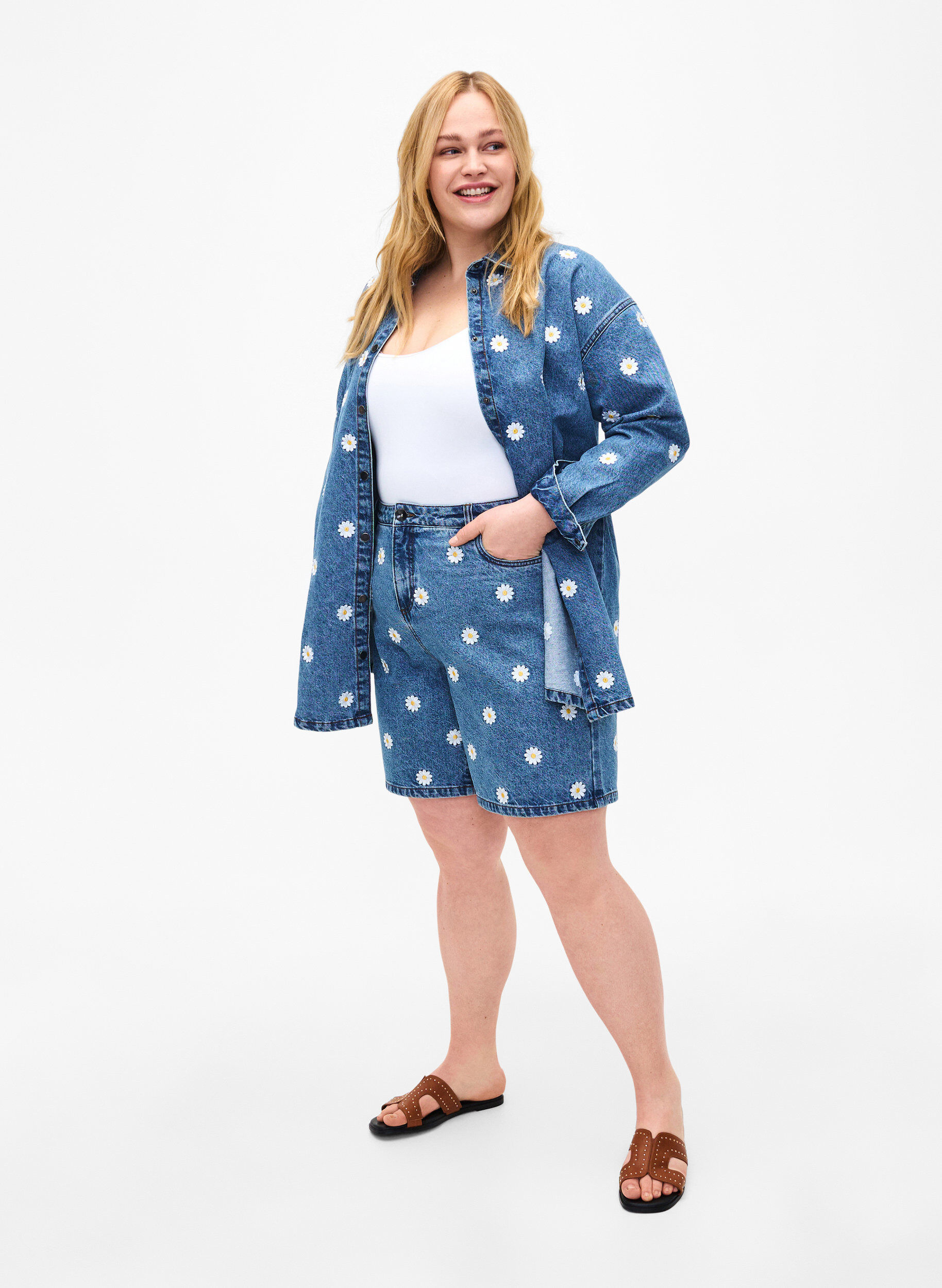 Zizzifashion Mille shorts high-waist with embroidered flowers, L.B. Flower, Model image number 3