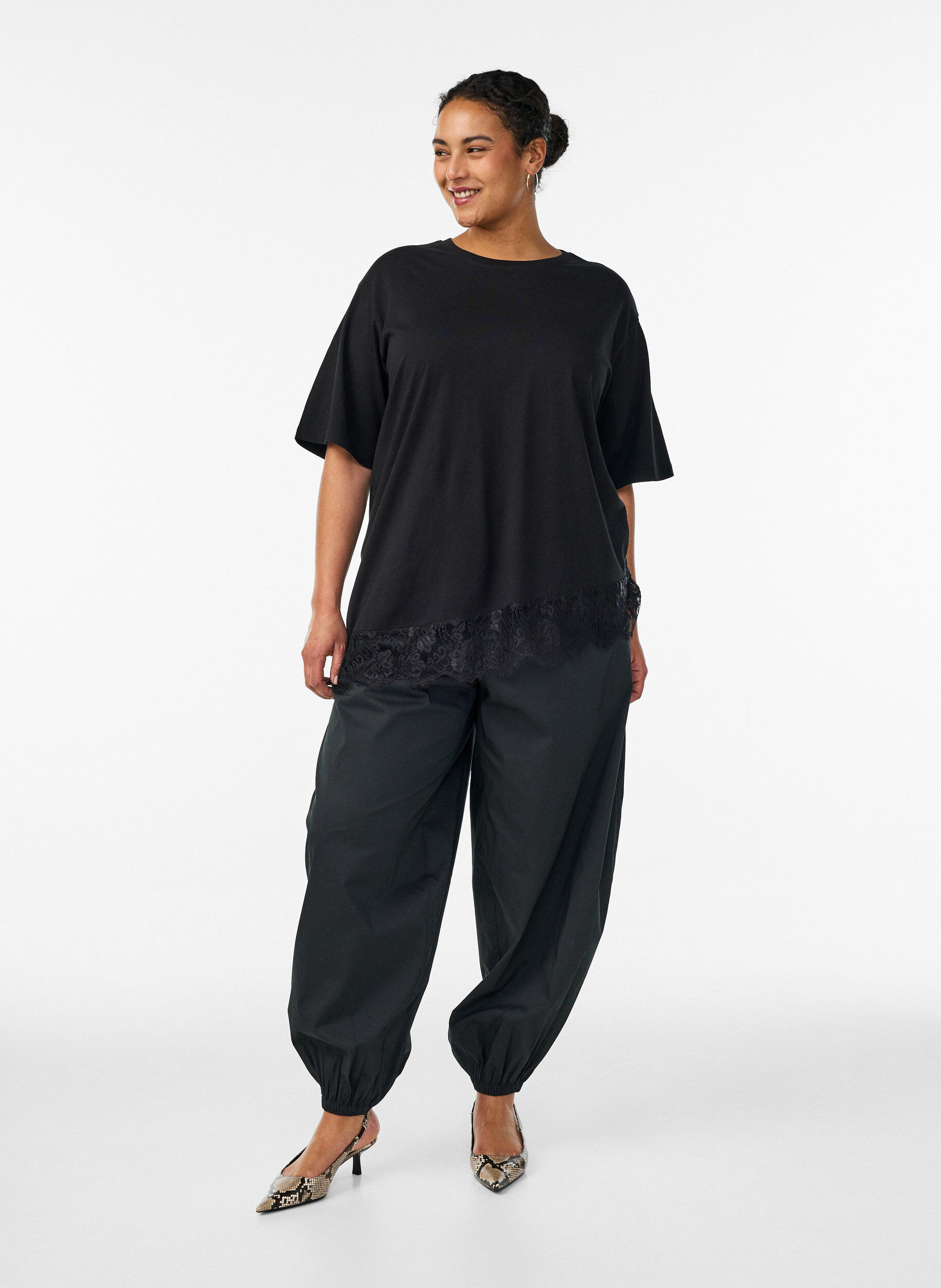 Zizzifashion T-shirt with asymmetric lace hem, Black, Model image number 1
