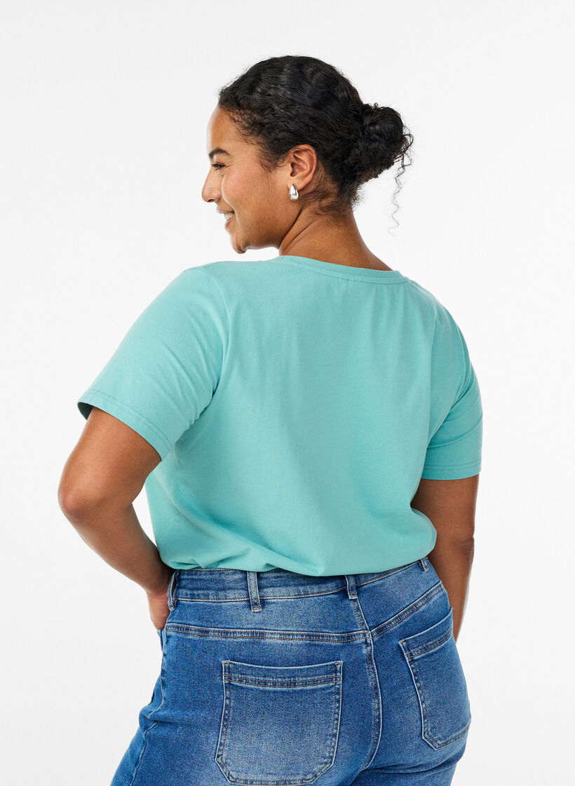 Solid coloured basic t-shirt in cotton, Green, Model image number 2