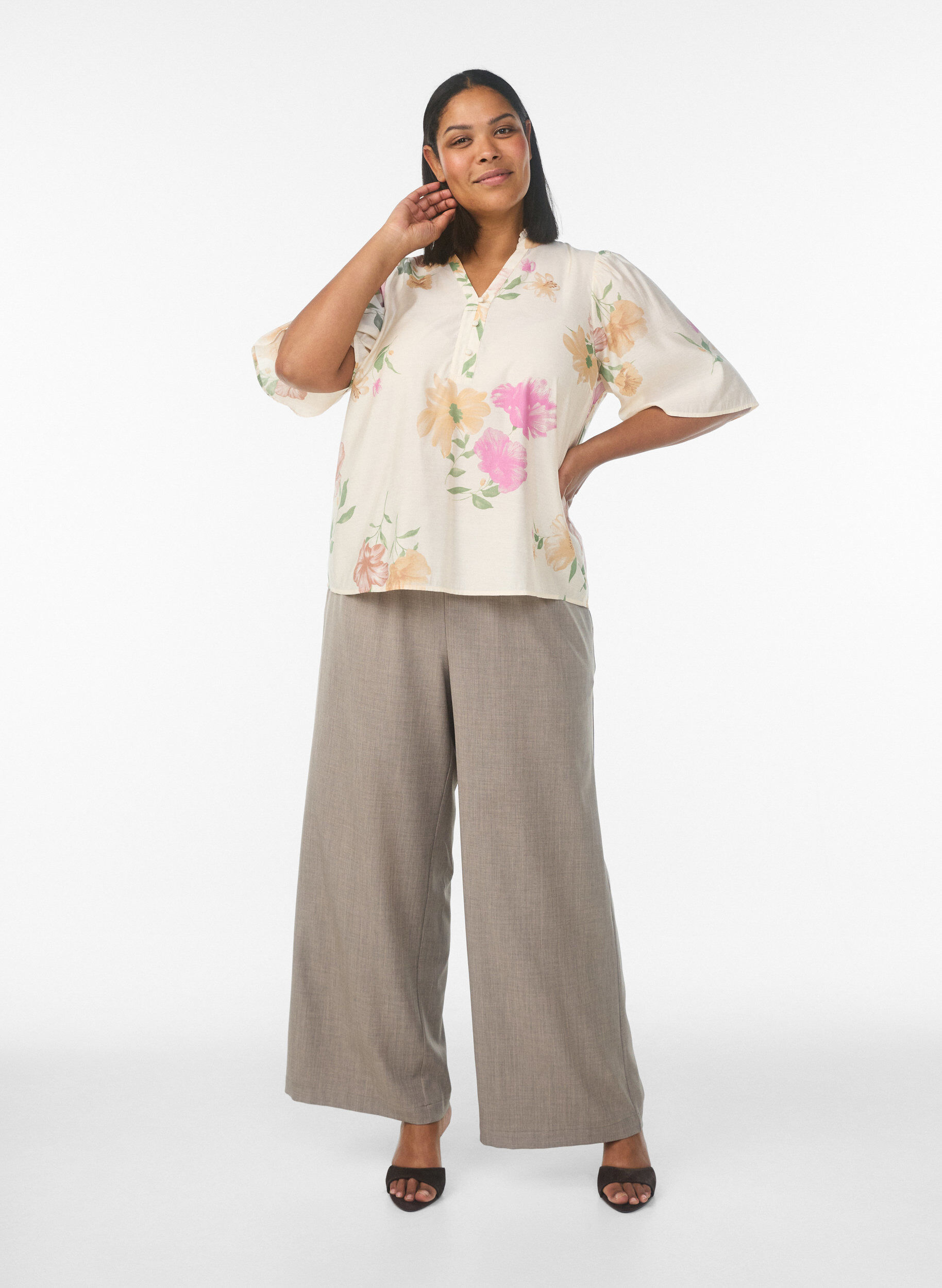 High-waisted trousers with wide legs, Beige, Model