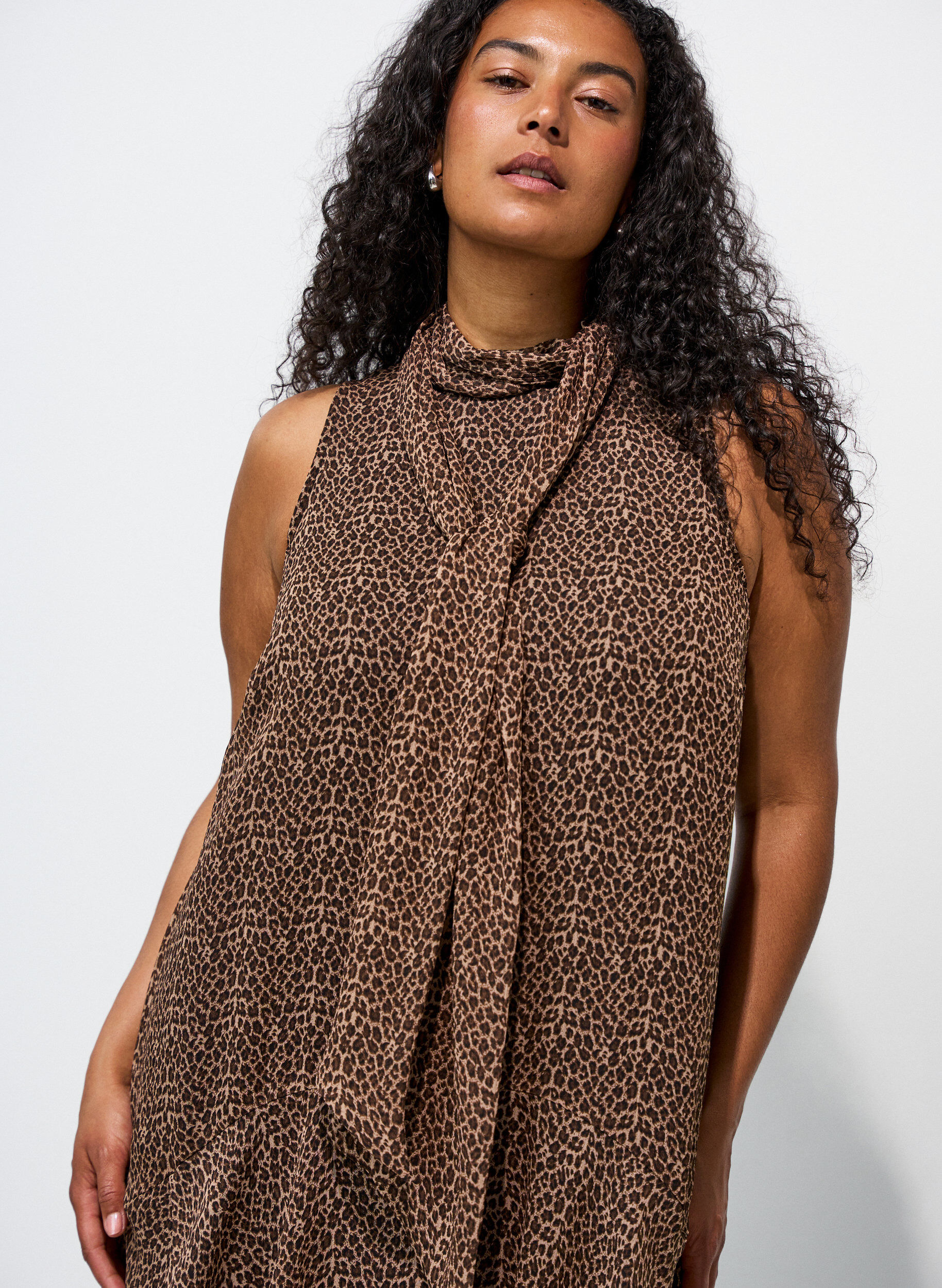 Zizzifashion Midi dress in chiffon with leopard print and a tie-waist, Brown, Model image number 2