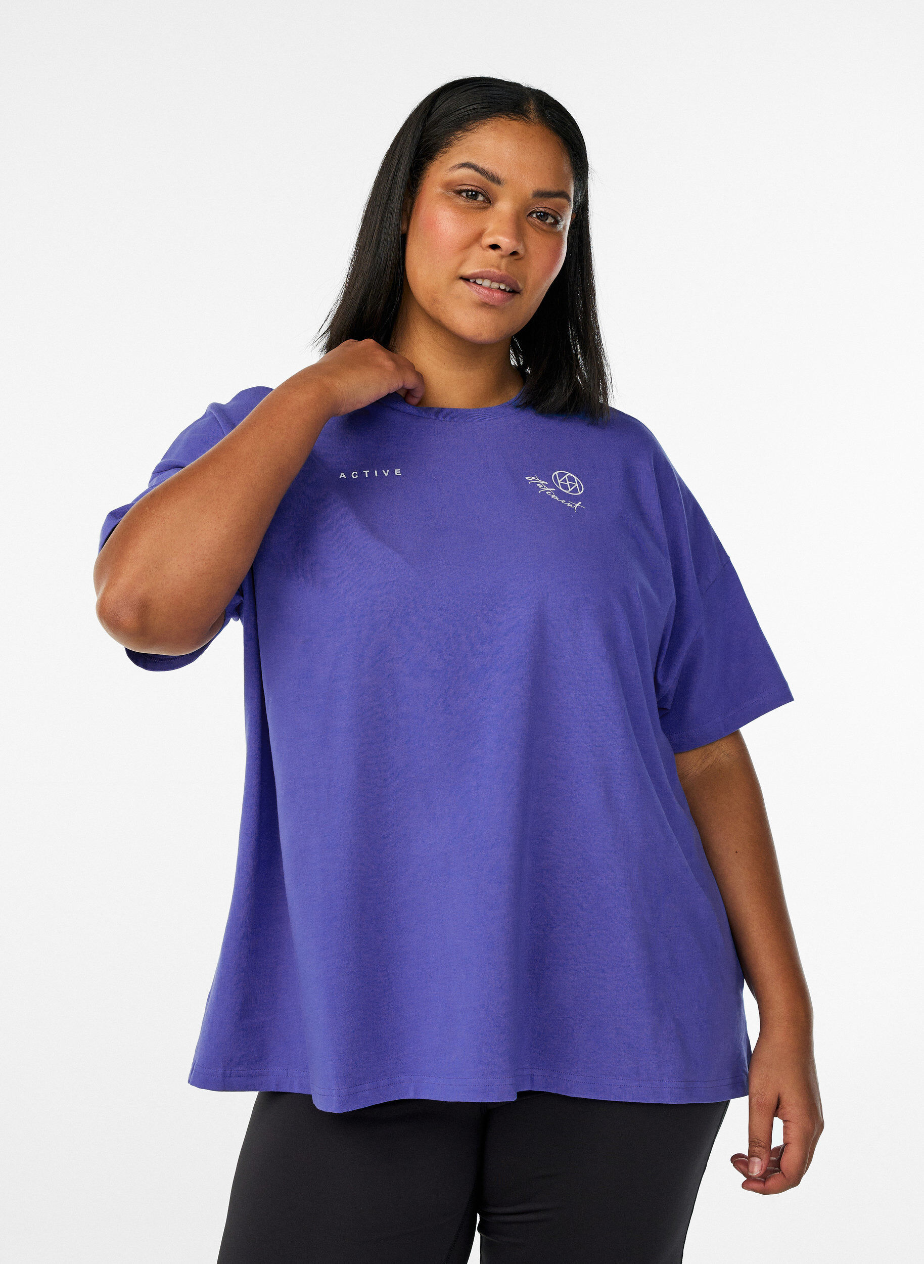 Organic cotton T-shirt with a small front motif, Blue, Model