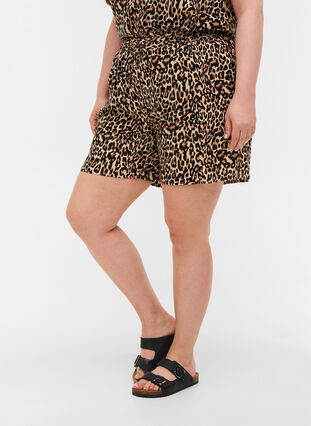 Viscose shorts with print and pockets, Leo AOP, Model image number 2